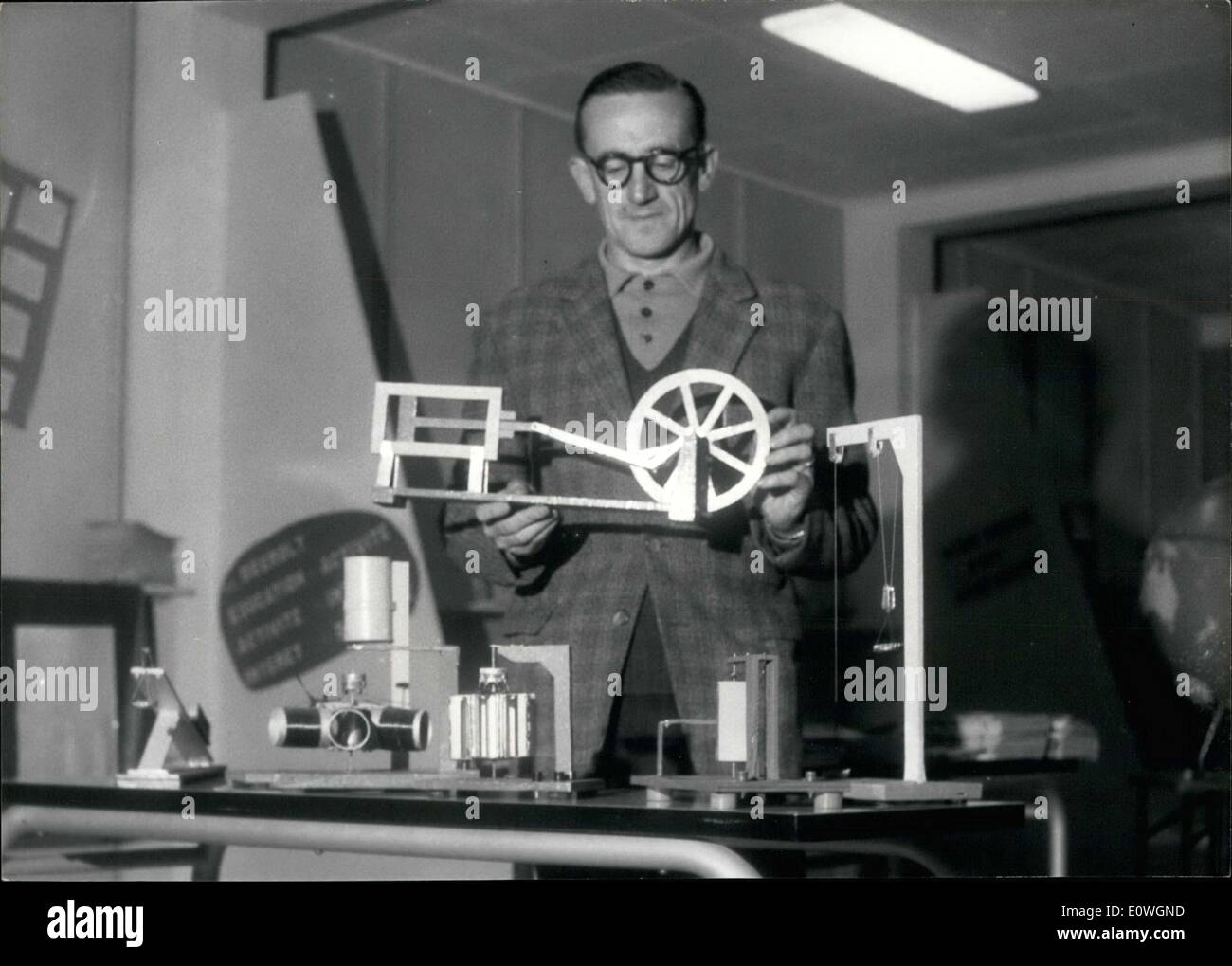 Sett. 15, 1962 - Il Sig. Debagny con il suo equipaggiamento Film-Making Foto Stock