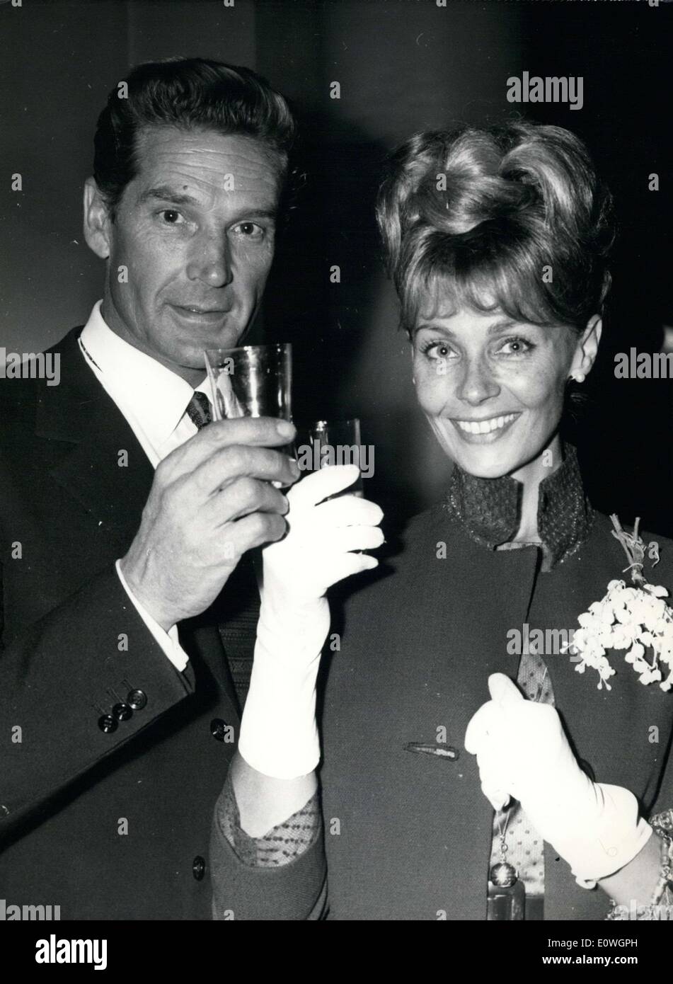 Sett. 20, 1962 - attrice Dany Robin brinda al marito, attore Georges Marchal durante un cocktail party in suo onore la scorsa notte. Robin è la star del film "Les Femmes du General'' che si basa su un lavoro di Jean Anouilh chiamato ''La Valse des Toreadors' Foto Stock