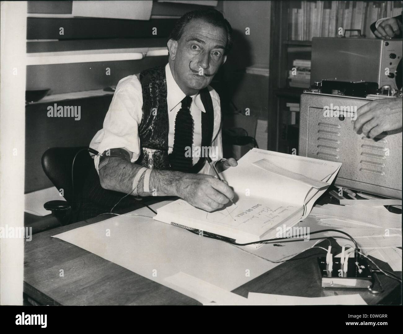 Il 12 Dic. 1962 - Salvador Dali firmato il suo libro in una grande libreria di Saint-Germain-des-Pres. Egli ha voluto firmare con il suo cuore in modo Foto Stock