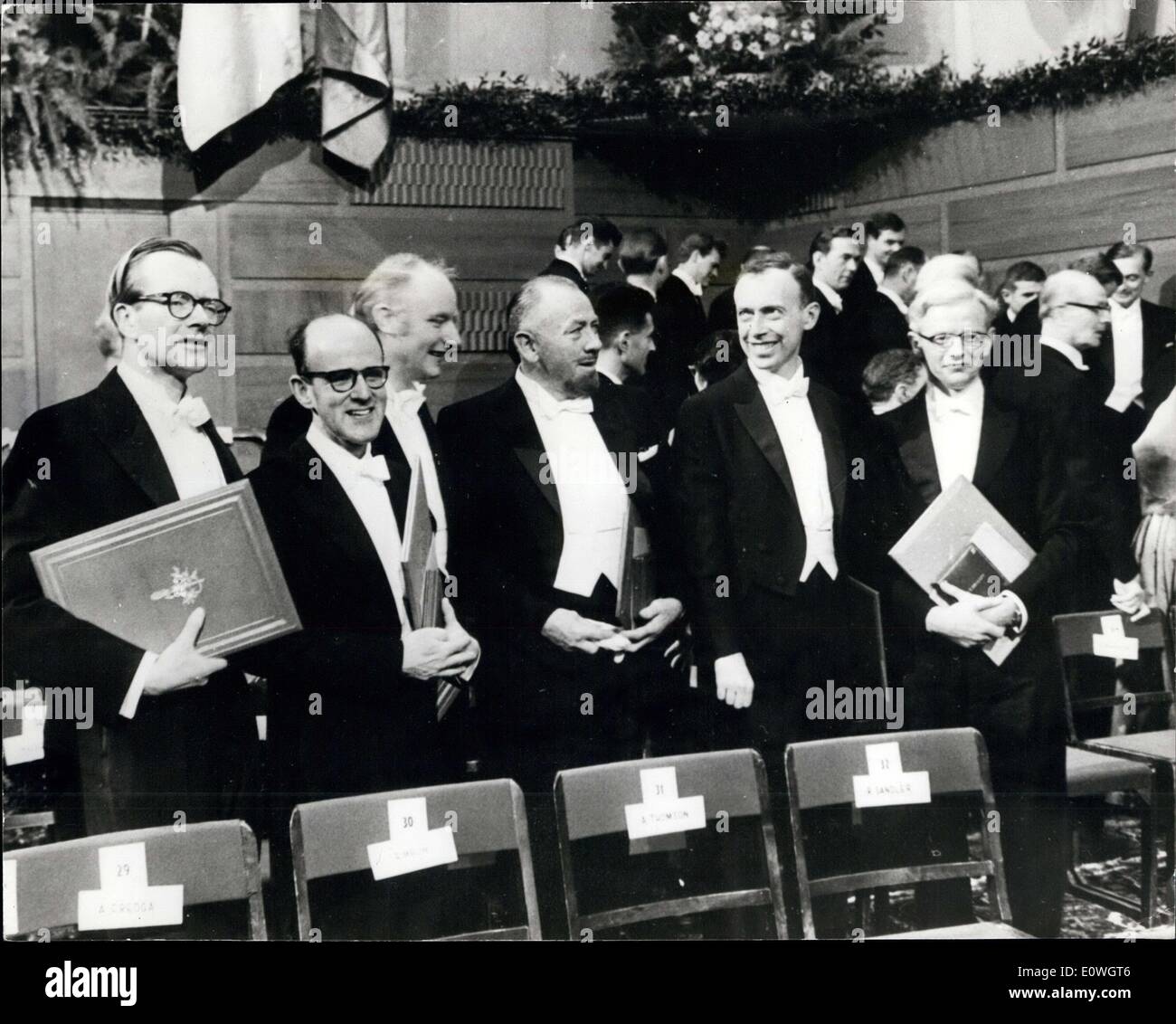 Il 12 Dic. 1962 - I vincitori del Nobel 1962. Visto durante la cerimonia di presentazione del Vertice di Stoccolma Stock-Exchange sono alcuni dei vincitori del premio. Mostra fotografica di:- da sinistra a destra: essi sono il professor Maurice Wilkins, il dott. Max Perutz, Dr Francis Crick, John Steinbeck, Professore James Watson e il dottor John C. Kendrew. Foto Stock