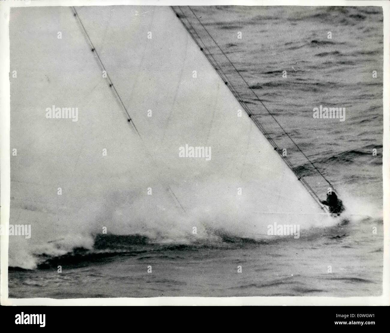 Il 12 Dic. 1962 - concorrenti nel Sydney-Hobart Yacht Race. wman geta s il ducking a bordo della ''Astor'': ci sono stati molti exciti Foto Stock