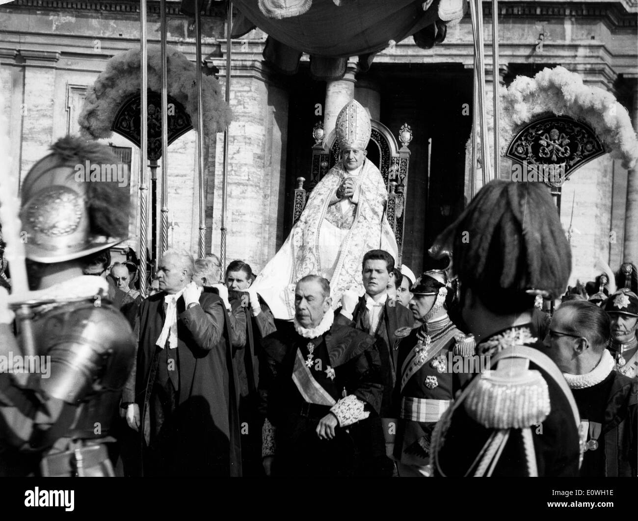 Papa Giovanni XXIII essendo portato nella sua sedia in cattedrale Foto Stock