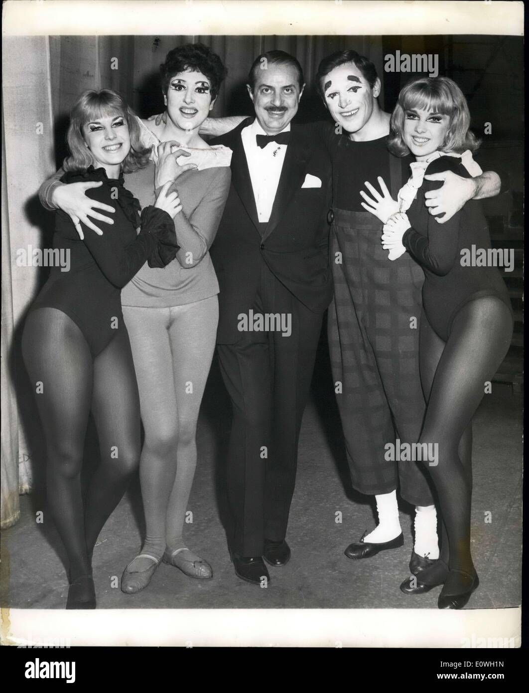 Ottobre 03, 1962 - Jennifer Baker, Anna Quayle, David Merrich (produttore), Jennifer Baker, Anna Quayle. Foto scattata apertura notturna di ?fermare il mondo ? Voglio scendere?, a Shubert teatro di Broadway Ott 3, 1962. Foto Stock