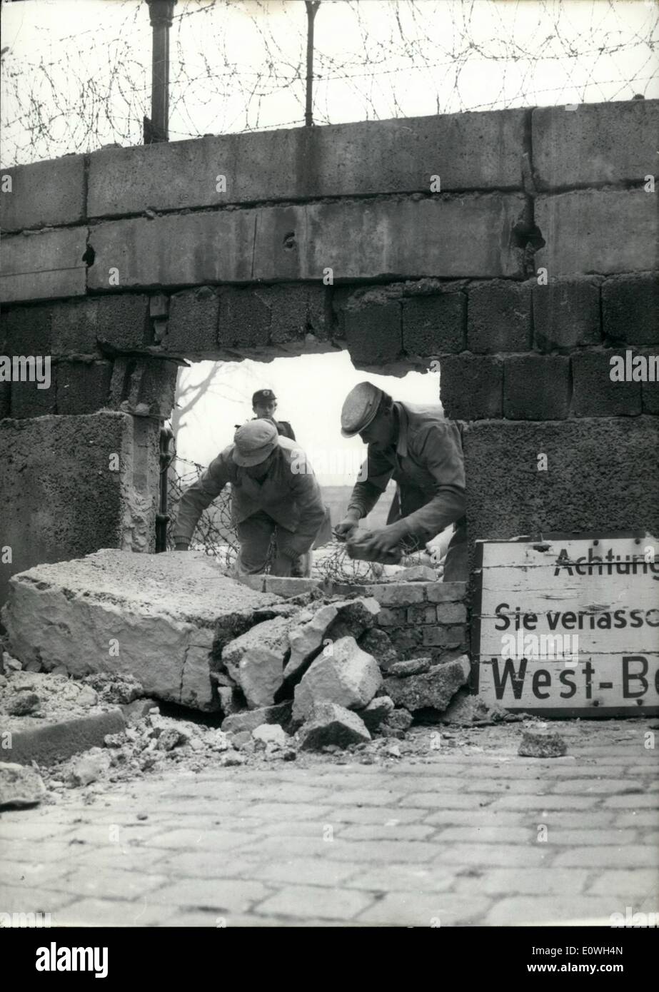 Il 12 Dic. 1962 - persone sconosciute fatto un tentativo per il muro di Berlino. L'esplosione messo a più di 3 metro grande buco nel muro. L'esplosione è stata così grande che tutte le finestre nell'Harzer Street sono rotti. Alcune ore più tardi il est-la polizia per costruire il muro di nuovo. Foto Stock
