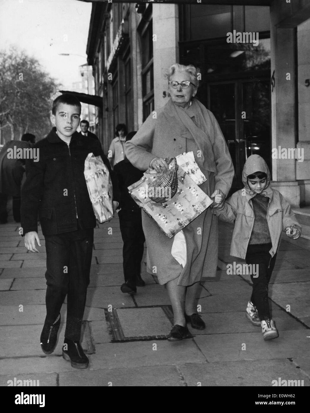 Dic. 18, 1962 - Londra, Inghilterra, Regno Unito - I bambini di Academy Award winning attrice Elizabeth Taylor (1932-2011), Michael Wilding, jr. e LIZA TODD andare a fare shopping con loro infermiera durante le vacanze di Natale. Foto Stock