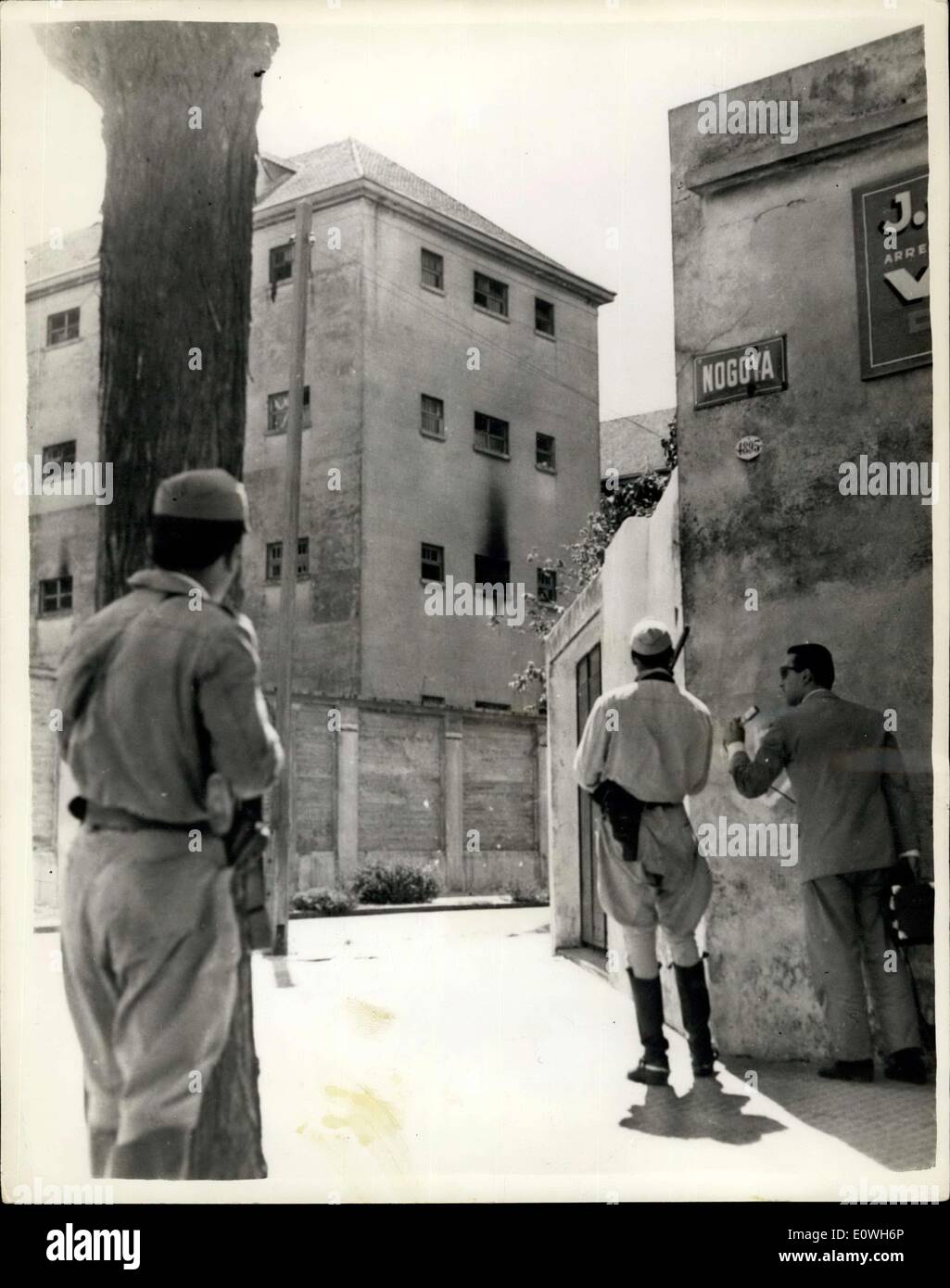 , 24 dic. 1962 - La massa argentino Jail-Break tentativo: Buenos Aires, capitale dell'Argentina è stata recentemente la scena di grim tentare dai prigionieri della Villa Devoto prigione a rompersi. Centinaia di detenuti hanno preso parte alla lotta che durò 10ore fine che è costato la vita di dieci (10) dei sorveglianti. Dopo la pace era stato fatto ricorso alla prigione il enfuriated secondini su proveniente attraverso i corpi dei loro 10 compagni morti si precipitò in celle dei prigionieri e oltre il regolatore's si prega di interrompere, shot fine ucciso 14 dei ribelli detenuti Foto Stock