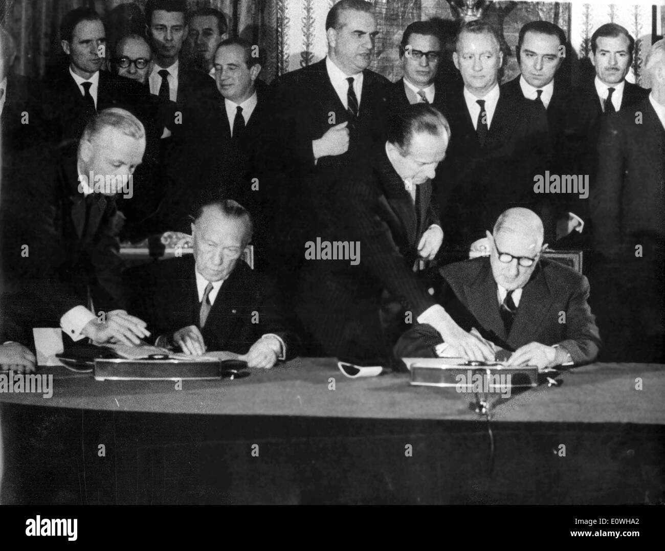 Konrad Adenauer e Charles De Gaulle la firma di un trattato Foto Stock