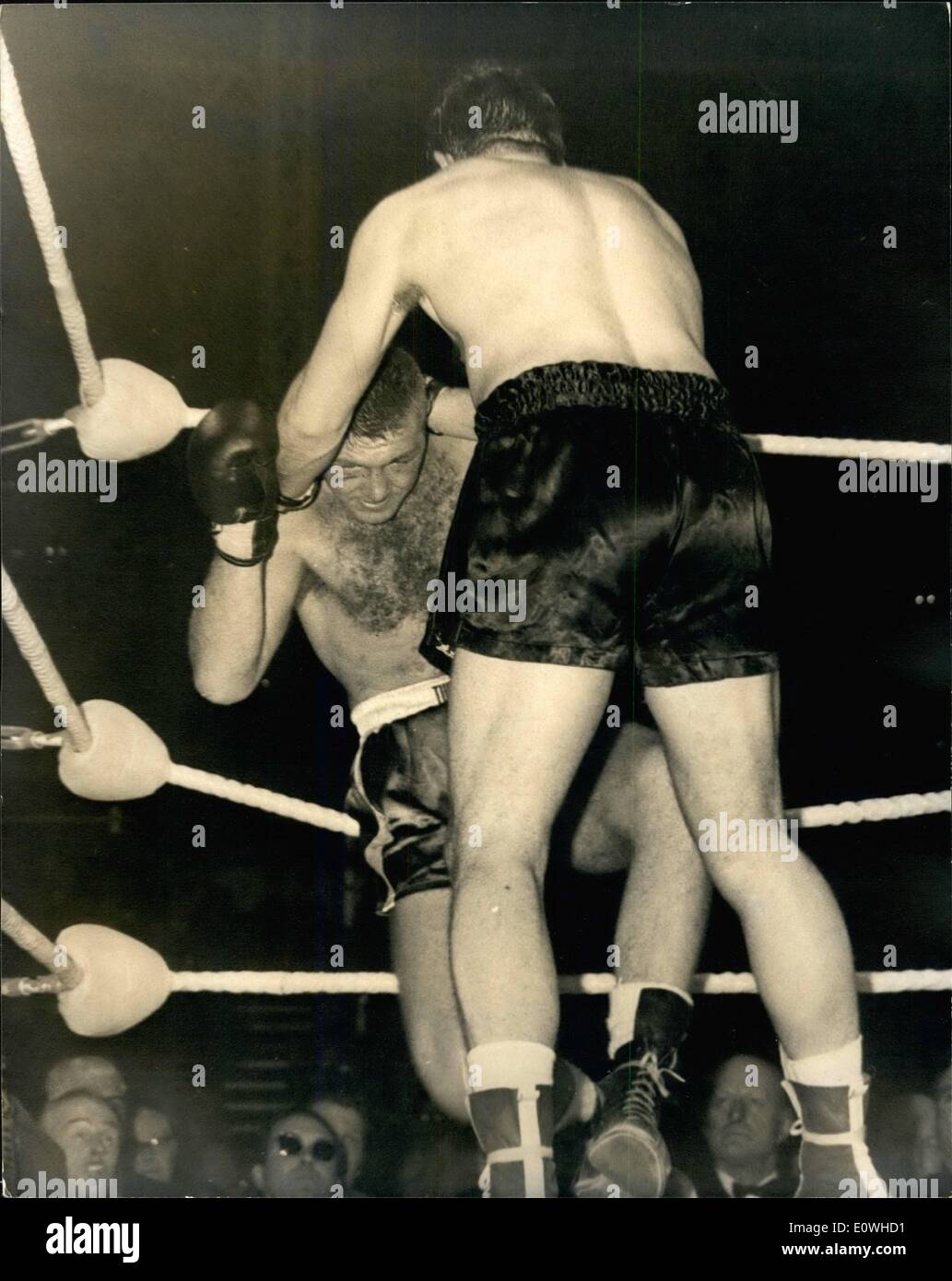 Gen 01, 1963 - International Heavyweight contest at Olympia London v McNeeley. Londra ha vinto su punti: Brian Londra il Blackpool peso pesante incontrato Tom Mcneely Boston Strong Boy oltre dieci giri a Olympia questa sera, Londra ha vinto su punti. Mostra fotografica di Londra si erge su Mcneely che va in giù per un conteggio di due nel quarto round, Foto Stock