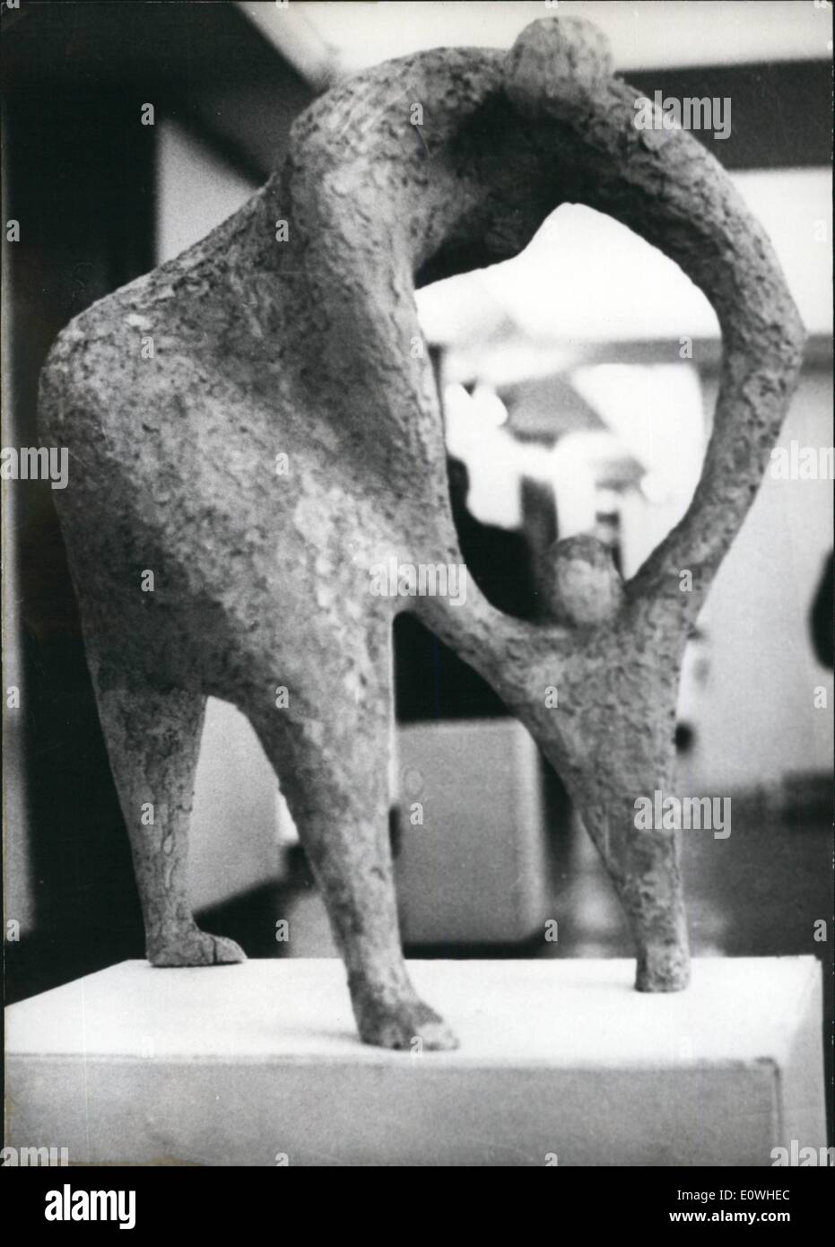 Gen 01, 1963 - "altri" : Nella galleria di pittura di Varsavia attualmente ben noti polacco scultori e pittori stanno mostrando le loro opere. La scultura "altri" di Aloizy Lemanski (Aloizy Lemanski) è uno dei più notato plastiche di arte di questa esposizione e potrebbe anche essere fotografato in una galleria occidentale. Foto Stock