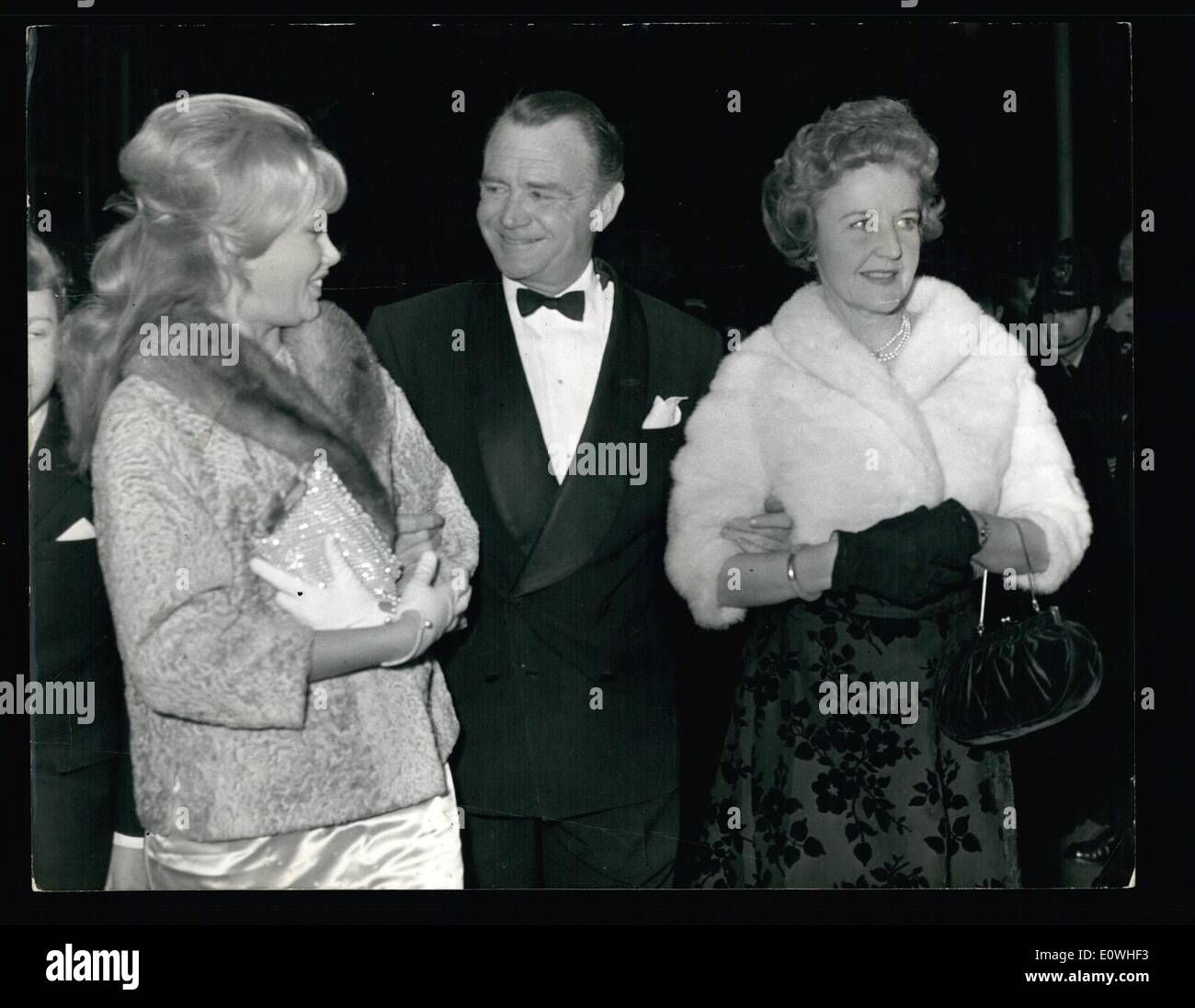 Gen 01, 1963 - Cliff Richard di filo spinato dal premier del suo nuovo film: idolo pop Cliff Richard è stato impedito dal premier del suo nuovo film vacanza estiva urlando schiere di suoi fan che si è impennato passando il giro della macchina in modo che le porte erano bloccate a tenuta. La scena ha avuto luogo presso il Teatro Warner, Leicester Square la notte scorsa ad per dieci minuti la polizia ha tentato di effettuare un passaggio per Cliff prima infine gli ordina di auto di distanza. La giovane stella che lascia per un tour del Sud Africa di domani è tornato a casa del suo manager e guardato la televisione Foto Stock