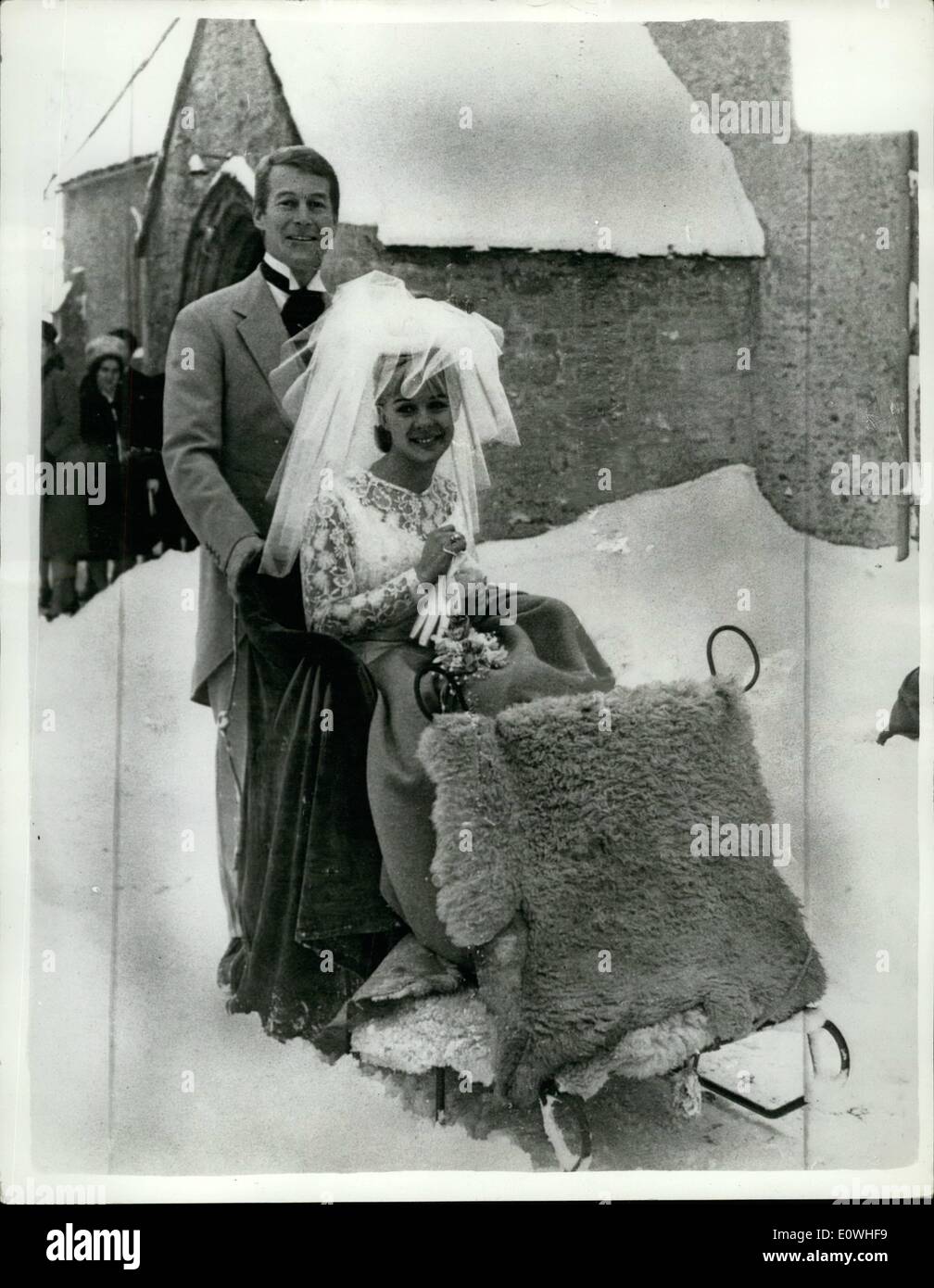 Gen 01, 1963 - giugno - la frizzante Sleigh-Bride matrimonio nella neve: Film di star giugno Ritchie aveva una favola wedding ieri. Ella ha lasciato la chiesa su di una slitta spinta oltre la neve scintillante dal suo sposo 28 anno vecchio mercante banchiere sig. Marcus girare bull... Giugno, la pellicola ''una sorta di amare l'', era sposata nel villaggio di Broughton Poggs, Gloucestershire.. Un Rolls-Epyce aveva trainato per la sua Chiesa in slitta. Giugno era una delusione per il suo giorno di nozze - la sua madre non poteva girare fino in tempo per la cerimonia - ella era stranded a Cheltenham - 30 miglia di distanza. Foto Stock