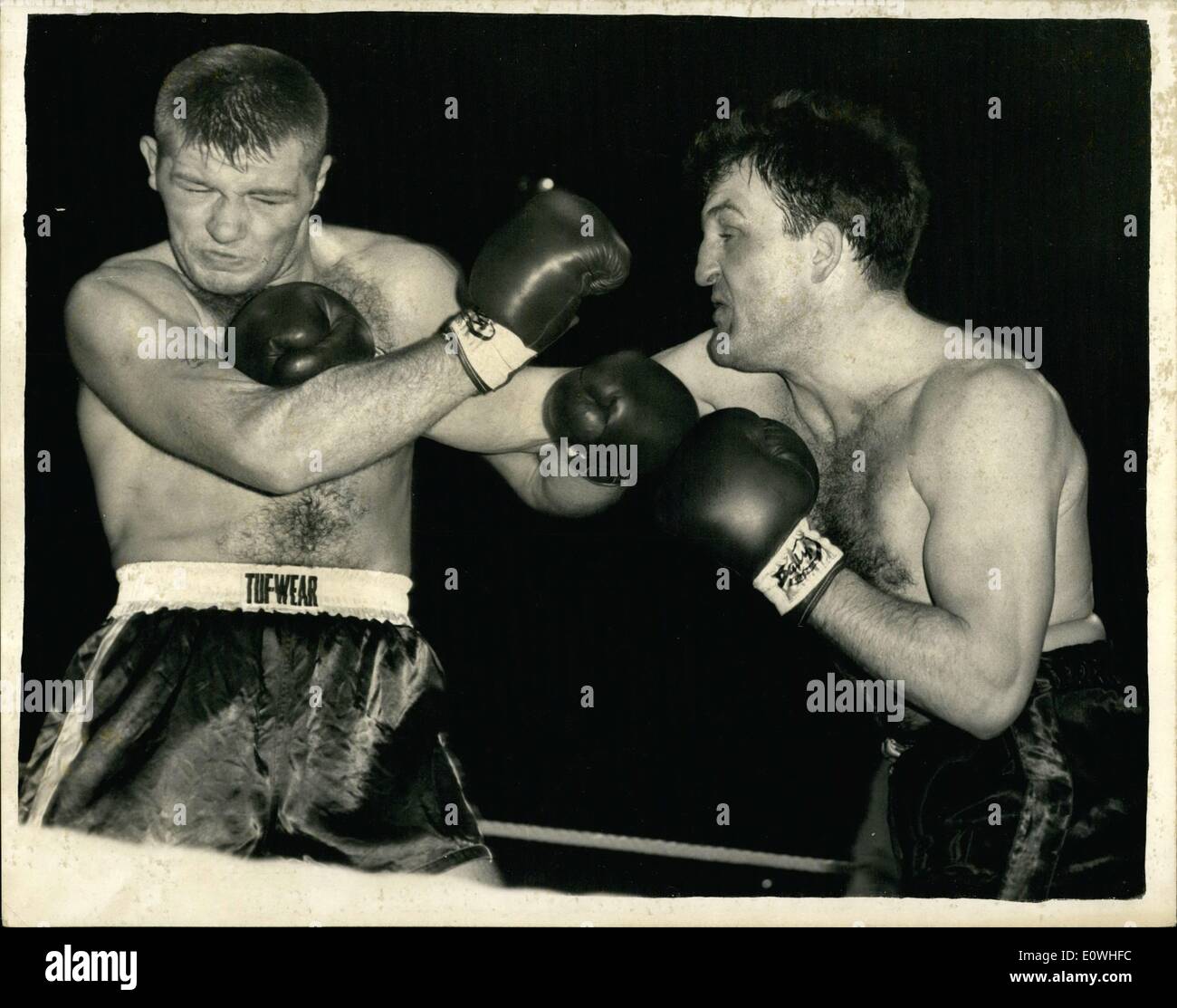 Gen 01, 1963 - International Heavyweight contest at Olympia London v McNeeley. Londra ha vinto su punti: Brian Londra il Blackpool Heavyweight incontrato Tom McNeeley Boston Strong Boy oltre dieci giri a Olympia questa sera a Londra ha vinto su punti. Mostra fotografica di Brian London terre a destra su Tom McNeeley's mento durante la lotta questa sera. Foto Stock
