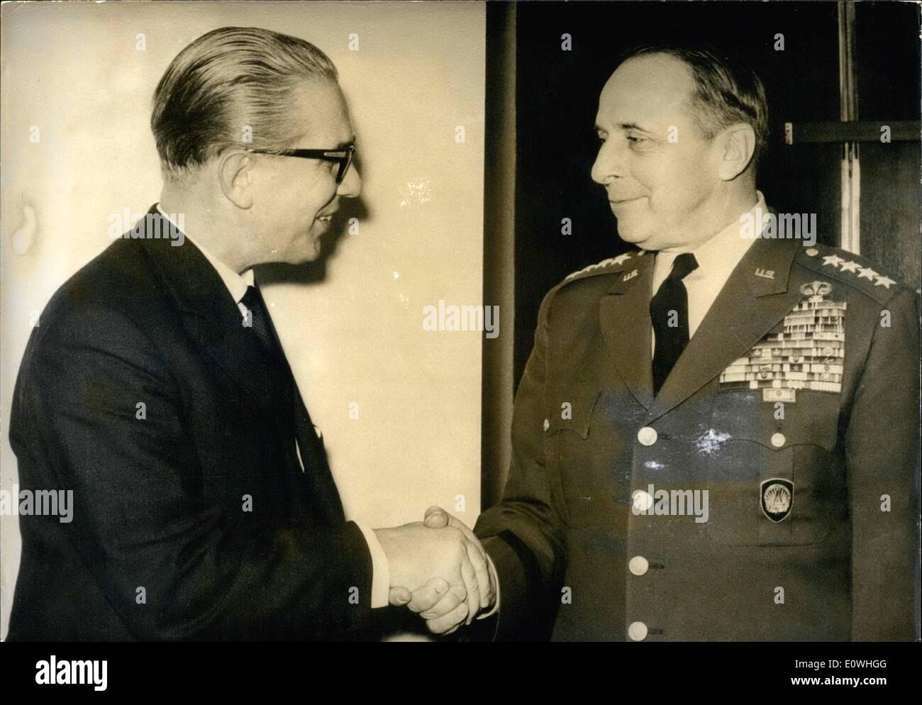 Febbraio 02, 1963 - Generale Lemnitzer a Bonn: generale Lyman Lemnitzer L. visitato il Ministro della Difesa tedesco, Kai-Uwe von HASSEL. Il 6 febbraio alla Nato. Durante una 'some-ore di discussione di'' vi potrebbe essere trovato un accordo in merito a tutte le questioni della difesa comune. Lemnitzer generale è volato a nel tardo pomeriggio per il Nato-Headquarter vicino a Parigi. La foto mostra il Ministro federale della difesa Kai-Uwe von HASSEL - sinistra- accoglie Lemnitzer generale -destra - a Bonn. Foto Stock