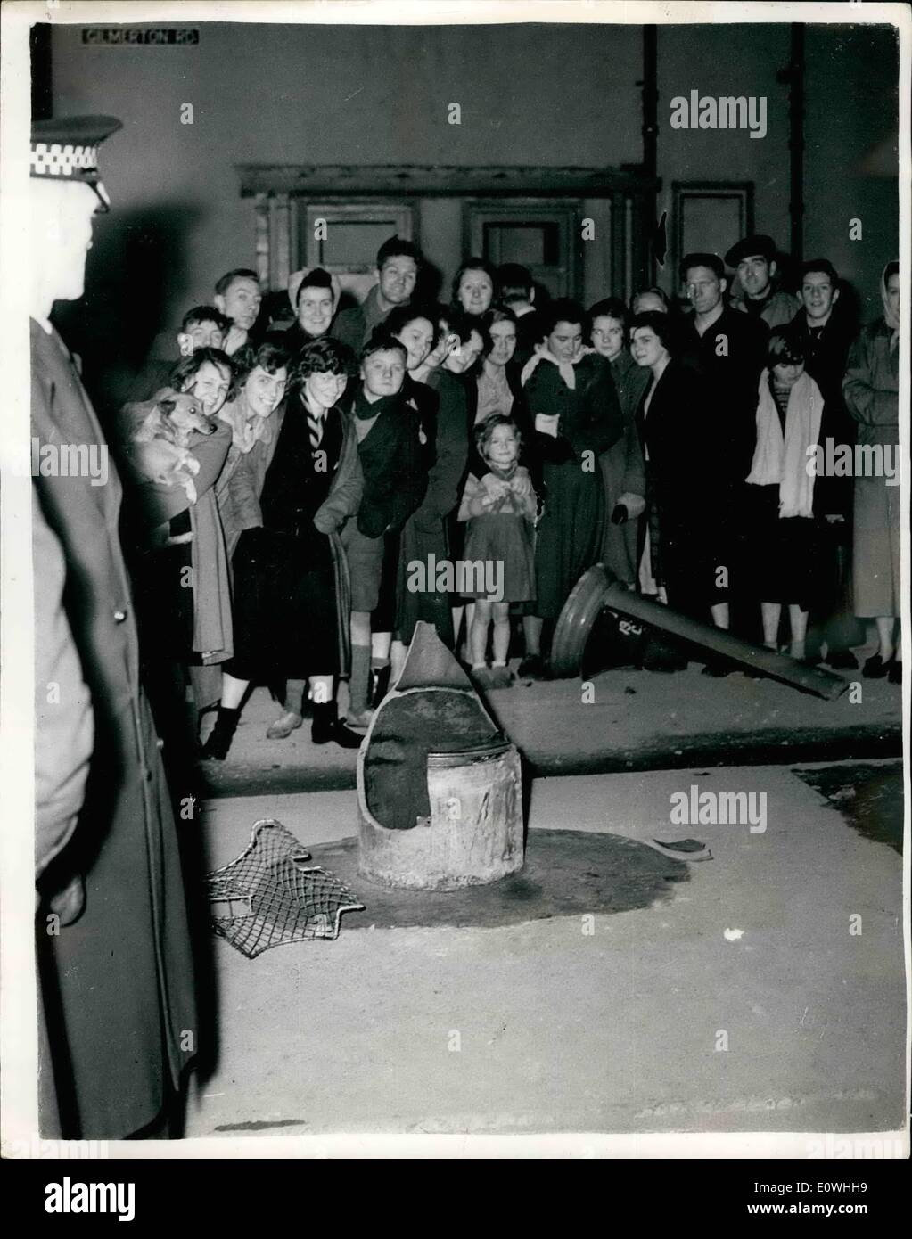 Febbraio 02, 1963 - ''E.II.R" Pilastro-box soffiata fino ad Edimburgo. ritiene di essere nel lavoro dei nazionalisti scozzesi.. La Scozia è solo pilastro-box che porta il ''E.II R'' cipher è stata soffiata recentemente costituito solo un paio di giorni dopo un tentativo era stato fatto per distruggere con un scalpellino del martello.. Fu il sesto tentativo sulla scatola che era situato sul carter Inoh station wagon, Edimburgo. Una bomba era stata collocata all'interno della scatola e la parte anteriore è stata soffiata 30 metri davanti alla strada principale. La polizia e l'ufficio postale funzionari credono che ardente nazionalisti scozzesi che hanno per oggetto la E.R. Foto Stock