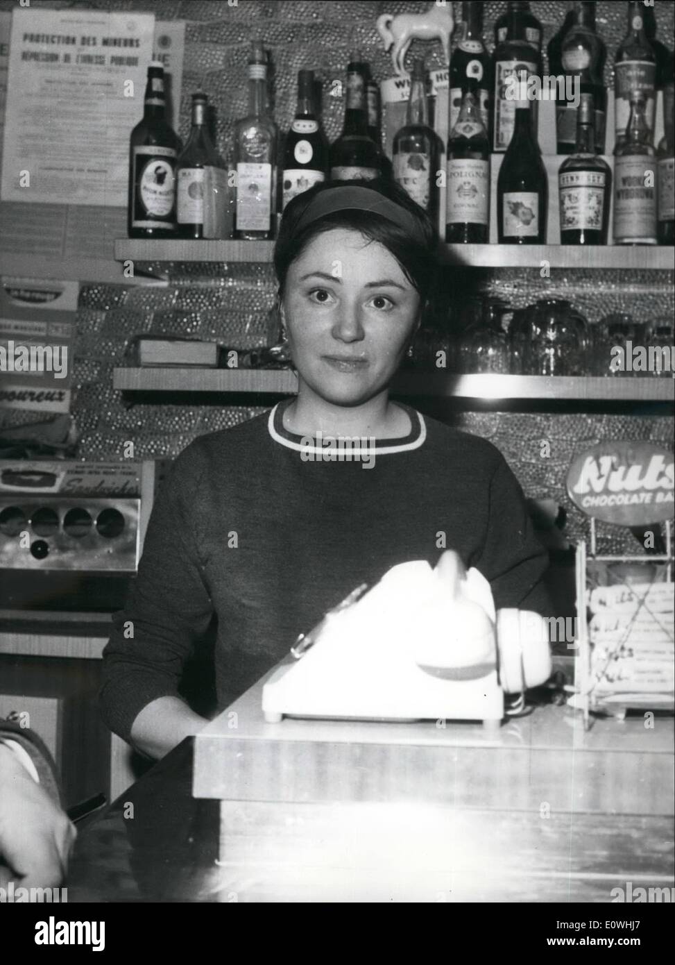 Febbraio 02, 1963 - Ex-Colonel Argoud arrestato a Parigi: Leader Ex-Colonel Argoud è stato arrestato a Parigi, un anonimo telefono-call data dal cafe' ''Esmeralda'' vicino a Notre Dame ha informato le forze di polizia che l'ex-colonnello era in un'auto non lontano frome vi. La foto mostra Involonary star della storia la sig.ra Marynette pagine proprietario del cafe da dove il telefono-chiamata è venuto. Foto Stock