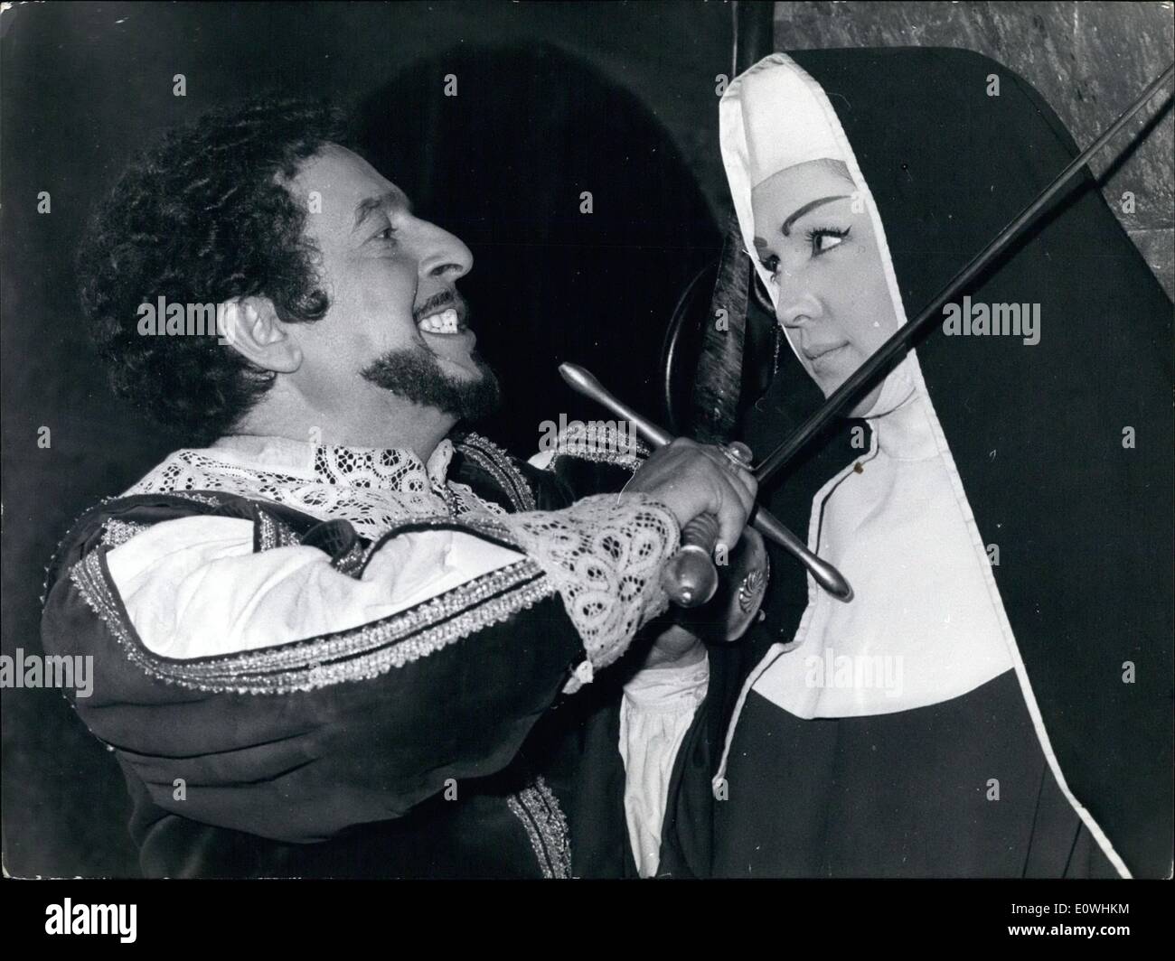 Febbraio 02, 1963 - In uno studio a Roma, ha iniziato le riprese del film "La Monaca di Monza'' che storia è stata presa da un best-seller dello scrittore italiano Alessandro Manzoni. Toto' uno dei miglior italiano attore comico e Nino Taranto sono tra il cast del film insieme con un attraente attrice Noira Orfei, che interpreta la parte del famoso ''monaca di Monza''. Mostra fotografica di Nino Taranto e Moira orfei, durante una scena del film Foto Stock