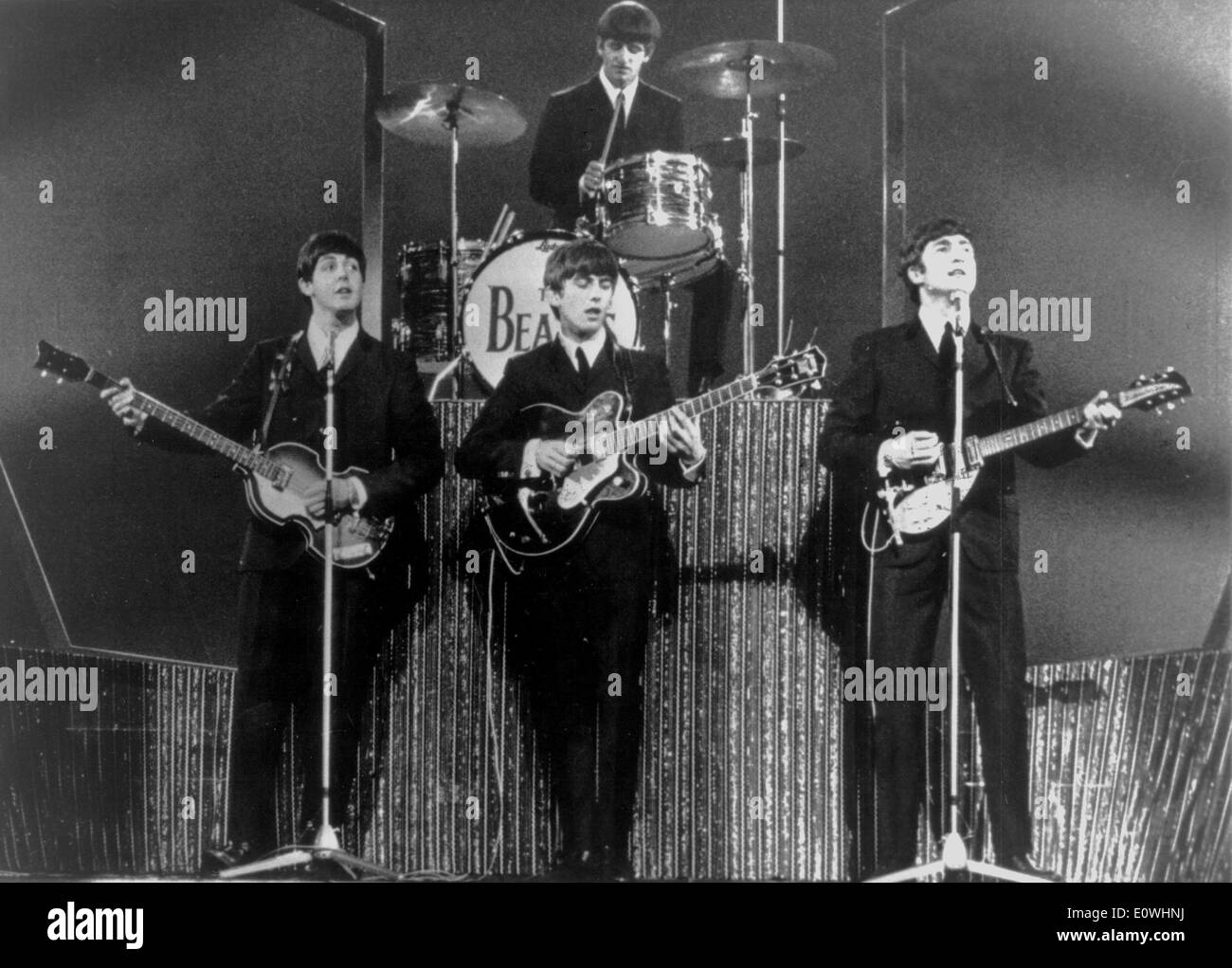 I Beatles esecuzione durante un concerto Foto Stock