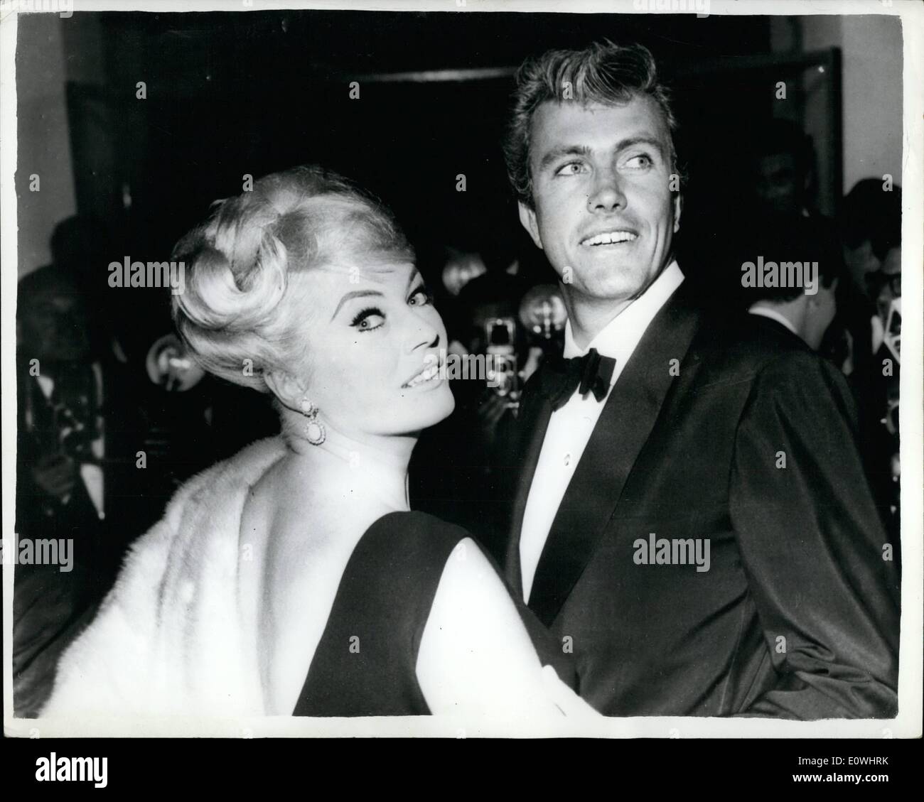 Maggio 05, 1963 - Anita Ekberg al Festival di Cannes. Mostra fotografica di Anita Ekberg danze con il suo nuovo marito Frederick von pazzo al Palazzo del Festival. Foto Stock