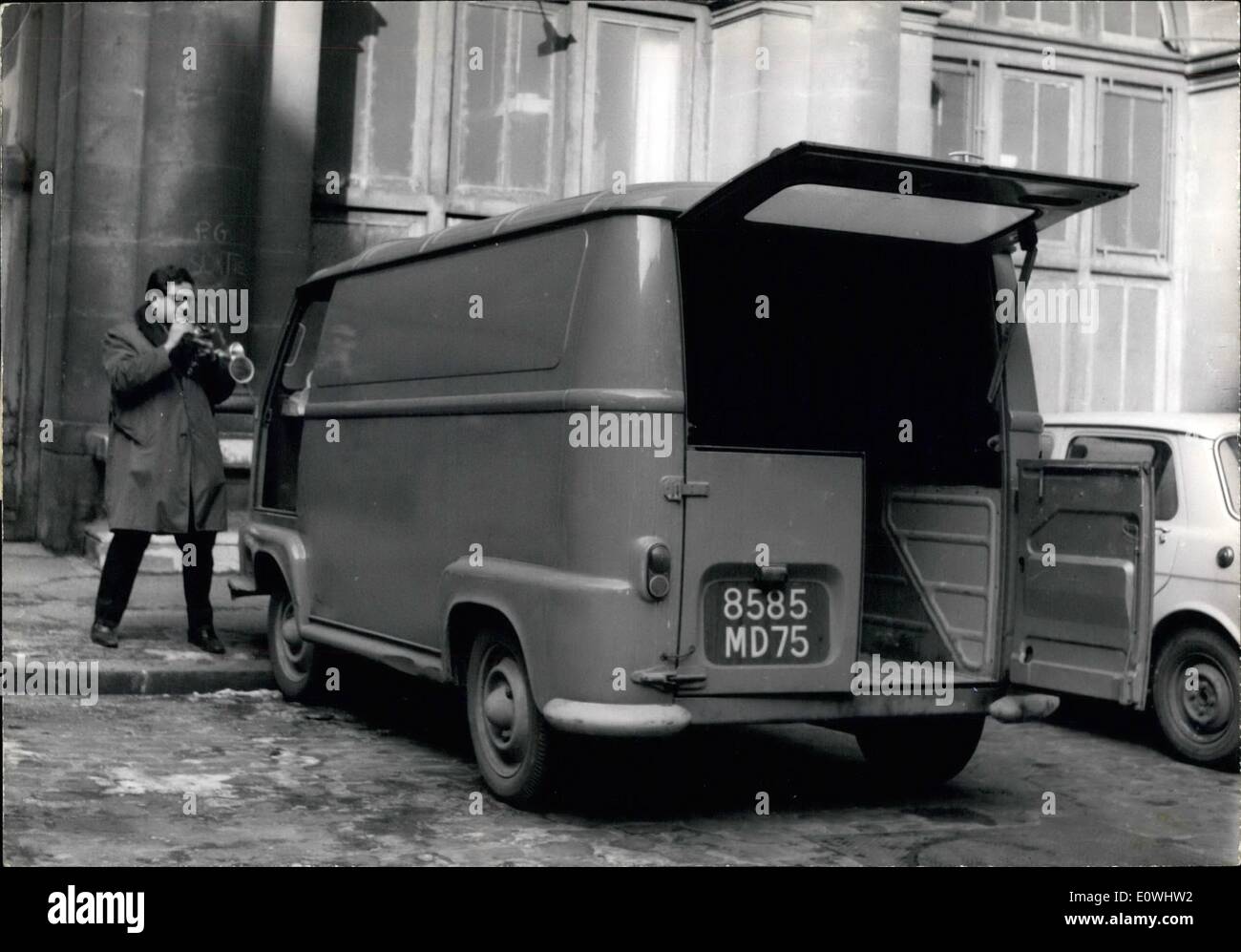 Febbraio 02, 1963 - Ex-Colonel Argaud fu trovato legato in questo Blue Delivery-Van: O.A.S. leader ex colonnello Argoud è stato arrestato a Parigi, un anonimo telefono-call data dal cafe' ''Esmeralda'' vicino a Notre Dame ha informato la polizia che egli ex colonnello era in un auto, legato, non lontano da lì. Mostra fotografica. La consegna blu-van in cui O.A.S. leader è stata trovata legata. Foto Stock