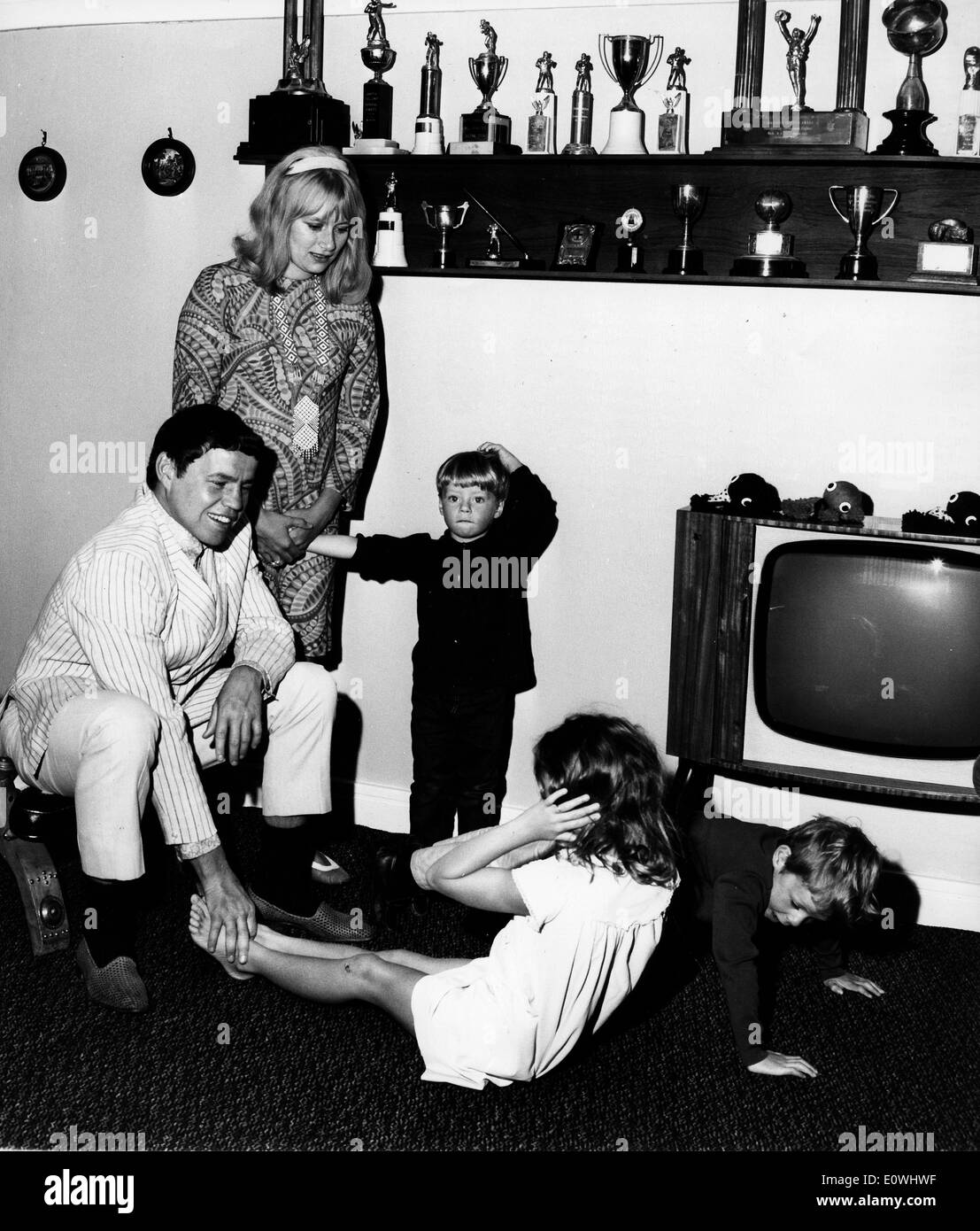 Boxer Terry Downes a casa sua con la moglie e i bambini Foto Stock