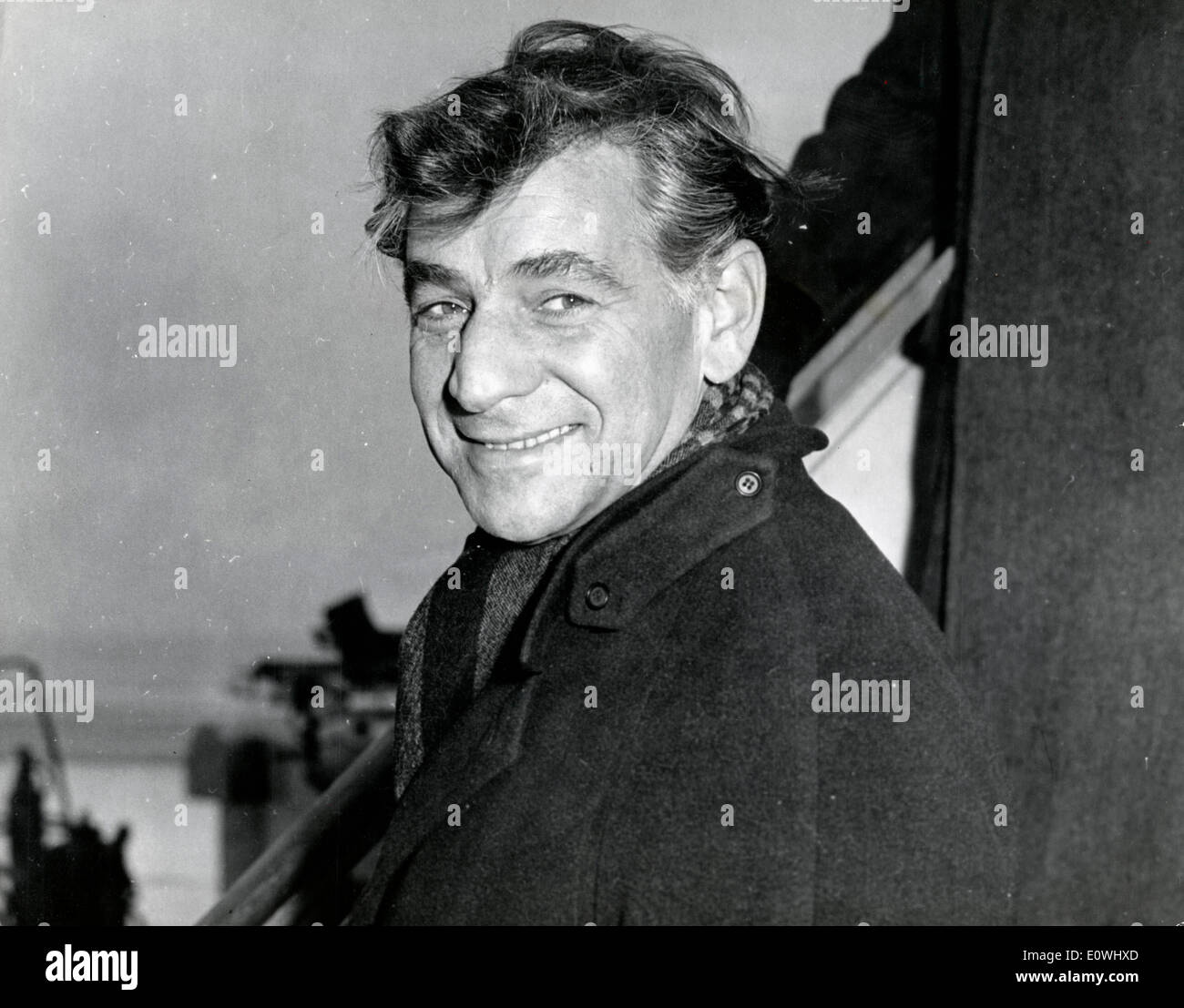 Direttore musicale Leonard Bernstein che arrivano a Londra Foto Stock