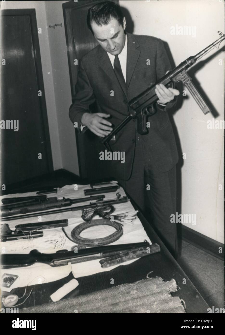 03 marzo 1963 - ''(illeggibile)''' studente di anni Hans - Jurgen Bischoff ha trovato la banda di morte ''(illeggibile)''ed con una bomba autodatta la domenica vigilia nelle sue madri ''(illeggibile)'' il choff era presunto in un gruppo neo nazista. Nella sua cantina il prezzo ''(illeggibile)'' ha trovato sei chilogrammi di esplosivi di plastica e qualsiasi altro ''(illeggibile)'' per i posti di osservazione delle bombe. Il trovato anche due mitragliatrici, un fucile ''(illeggibile)'' e munizioni. ''(illeggibili)'' le armi e le munizioni. Foto Stock