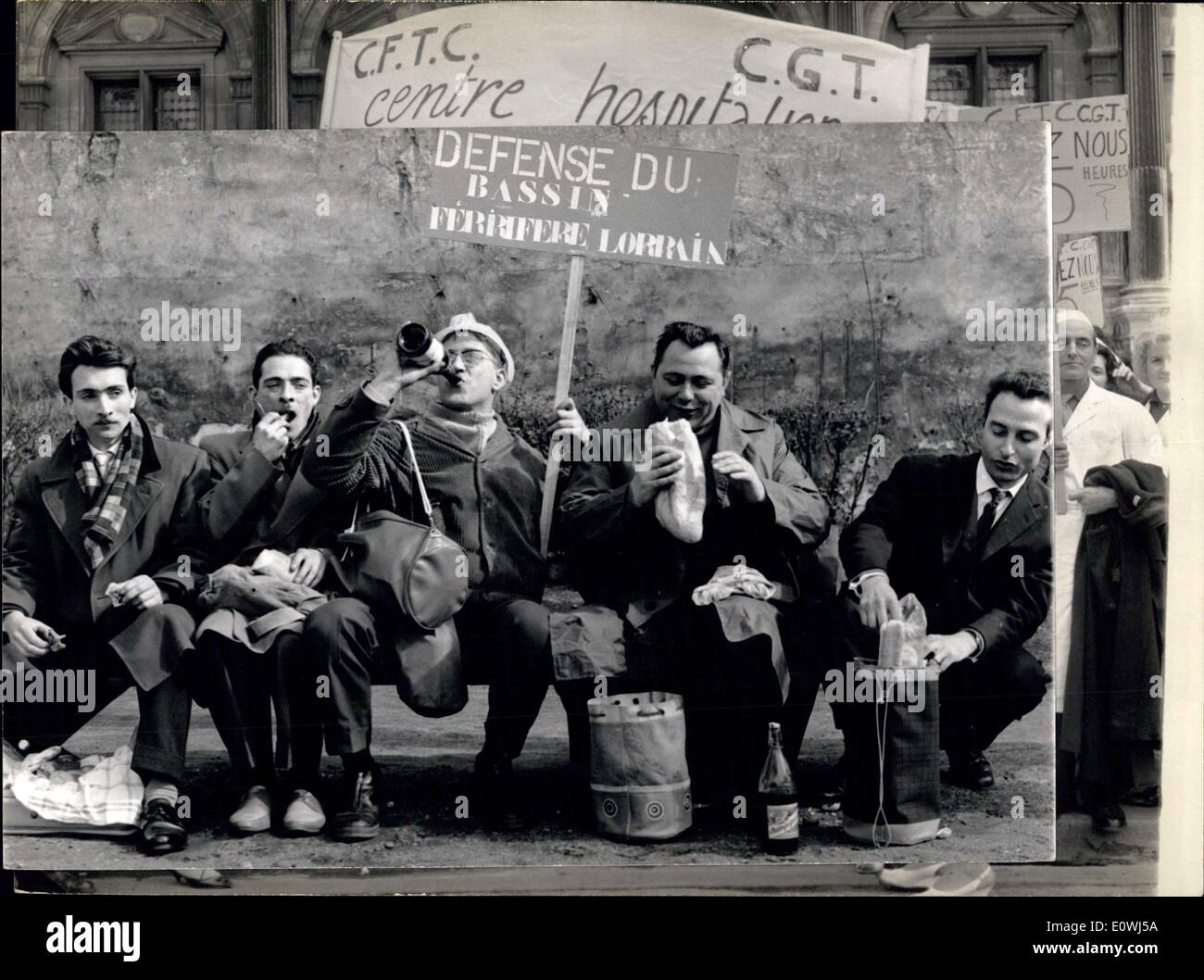 10 maggio 1963 - il personale ospedaliero proteste a Parigi: il personale ospedaliero e le infermiere sono state protestando per giorno pubblicamente a Parigi per salari migliori e meno ore di lavoro. La foto mostra un gruppo in bianco camicette manifestando davanti al municipio di Parigi. Foto Stock