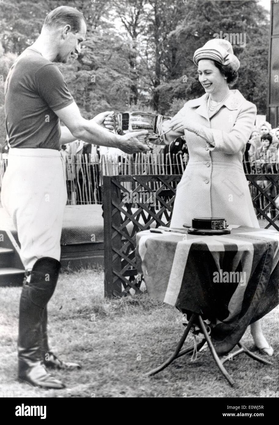 La regina Elisabetta II la consegna del "Royal Windsor Horse Show Cup' a suo marito il Principe Filippo Foto Stock