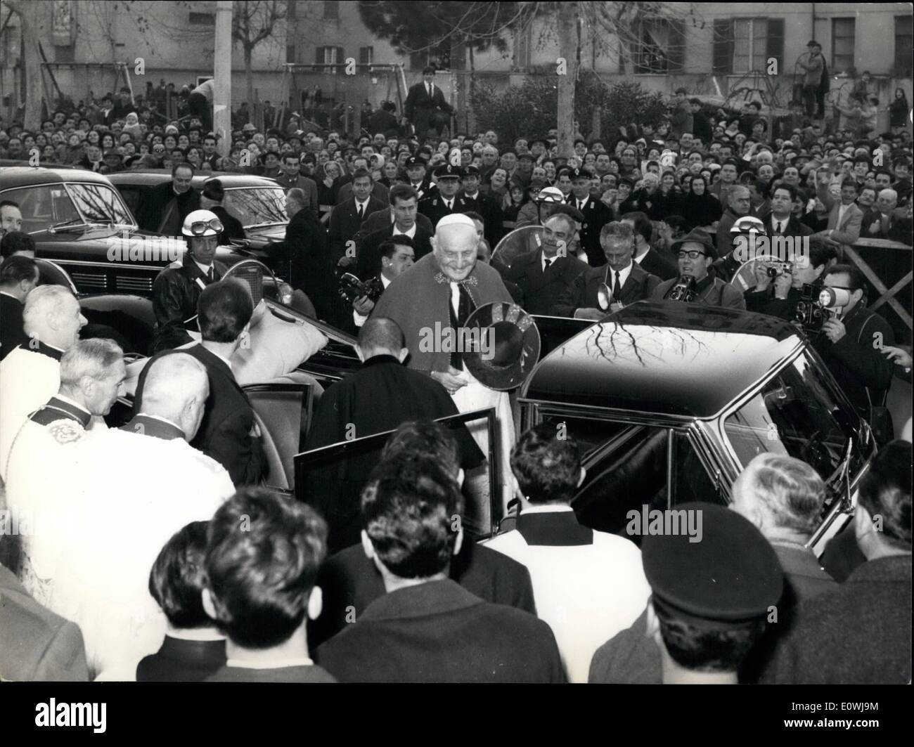 Mar 03, 1963 - Roma: Sua Santità il Papa Giovanni XXIII ha visitato ieri la Chiesa di Gesù Cristo Ascensione, nel quartiere di Quarticciclo, per partecipare alla cerimonia di Quaresima settimana. Foto Stock