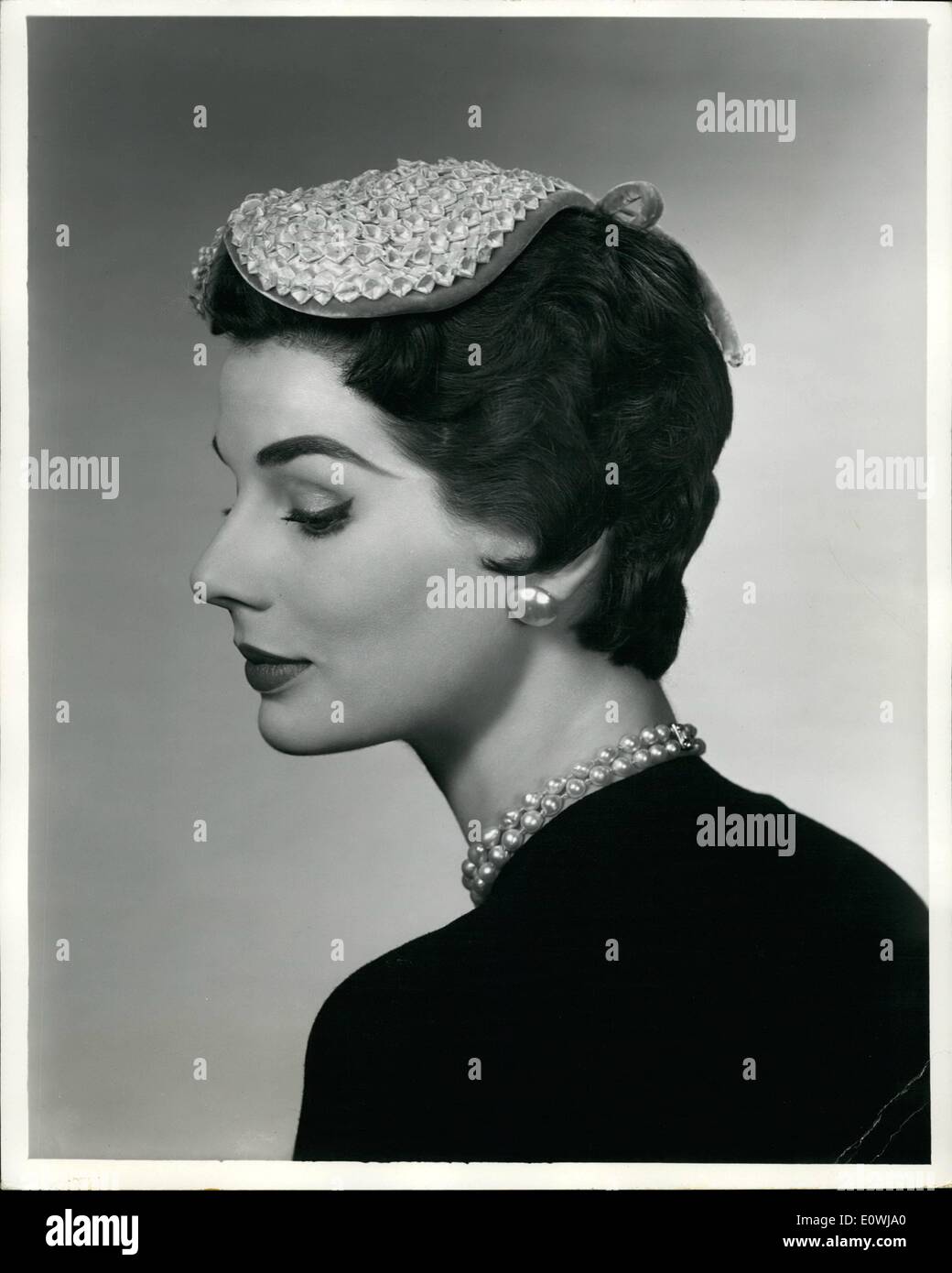 Mar 03, 1963 - un altopiano piccanti sailor cuore di rosa pallido paglia italiano, di fronte con profonda azalea velluto rosa. Da un gruppo di piccoli guardando avanti sagome in primavera millinery raccolta di Eleanora Granato, 47 East 51st Street, mostrato nel gennaio 13th. Foto Stock