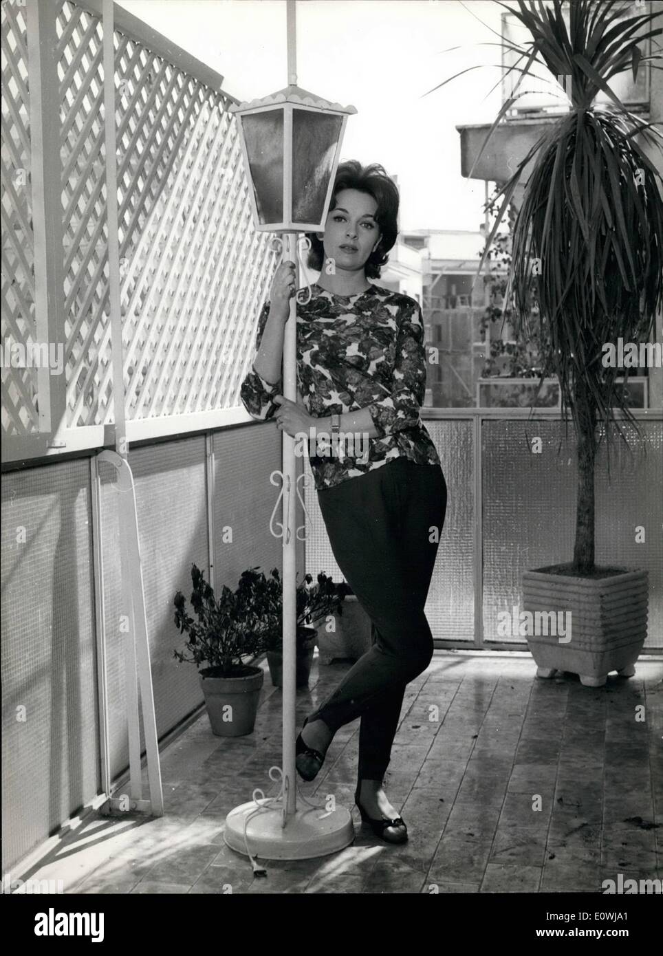 Mar 03, 1963 - Roma, marzo 1963 - abbiamo scoperto che affascinante Lisa Gastoni ha vissuto in Inghilterra dal 1947 giocando per la TV inglese e il teatro; De Stoa infine convinta a venire a Roma a lavorare per la produzione italiana. Lisa sentire nostalgia per il paese di HEW è tornato a Roma ed è in realtà di lavoro nel film italiani con successo. Ella è 1.67 alto grigio bellissimi occhi verdi, capelli biondi e la sua perfetta anatomico di figura! Mostra fotografica di:- Lisa Gastoni nella sua bella casa nel più elegante quartiere di Roma. Foto Stock