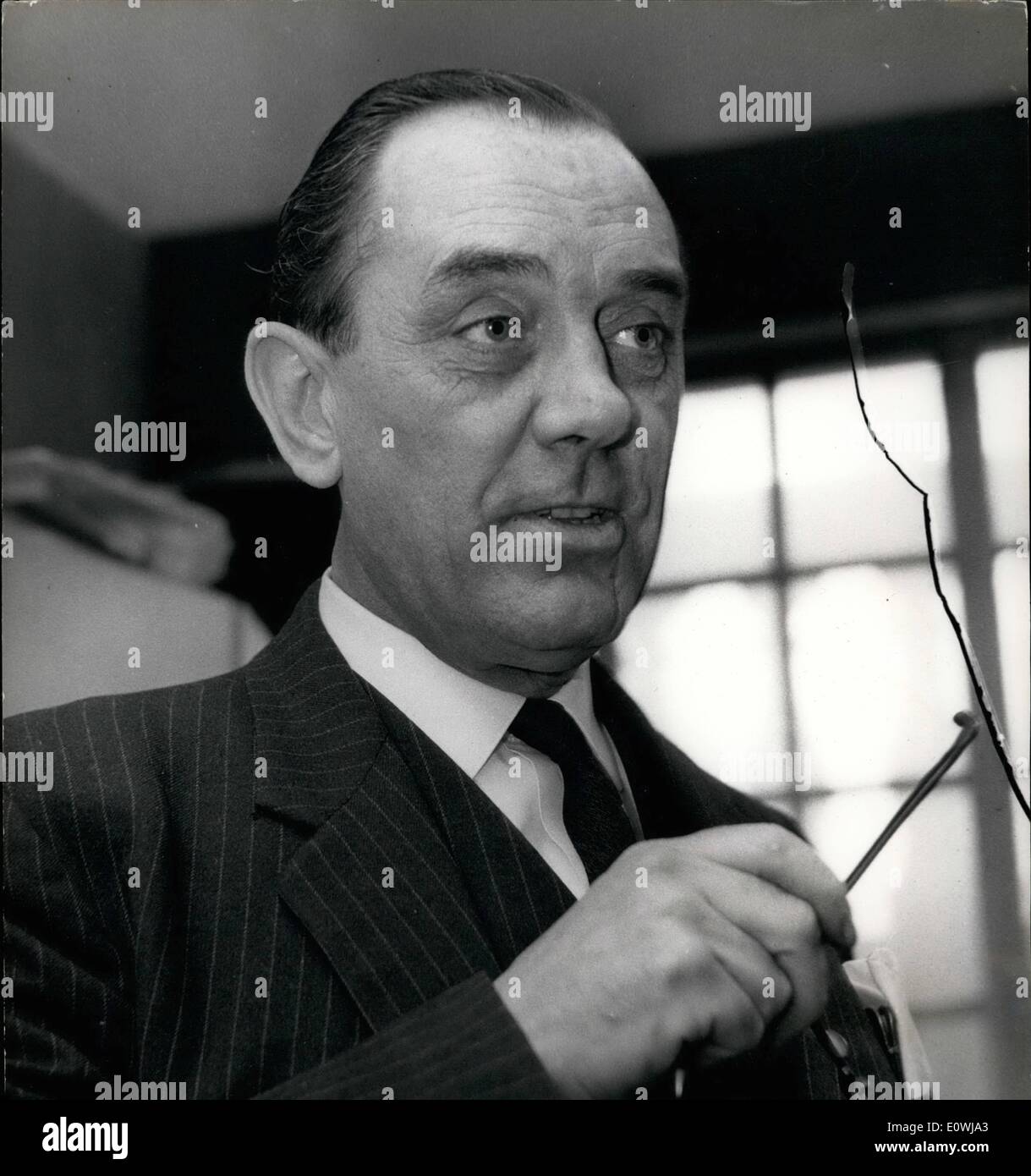 Mar 03, 1963 - licenziato per essere leali rivendicazione. Un bel segretario britannico affermato ieri che un poliziotto bloccate dal suo entrare nel suo ufficio in una malta dockyard. E lei ha detto che sei ore più tardi fu saccheggiata per essere fedele alla mia amministrazione . La ragazza, 31-anno-oldl Sig.ra Joan Thornton e ha lavorato per la Bailey (Malta) Ltd., l'impresa cui affari sono stati presi in consegna dall'Ufficio coloniale e il governo di Malta. A Londra la scorsa notte ha detto: mi è stato detto che ero troppo vicino ai direttori Foto Stock