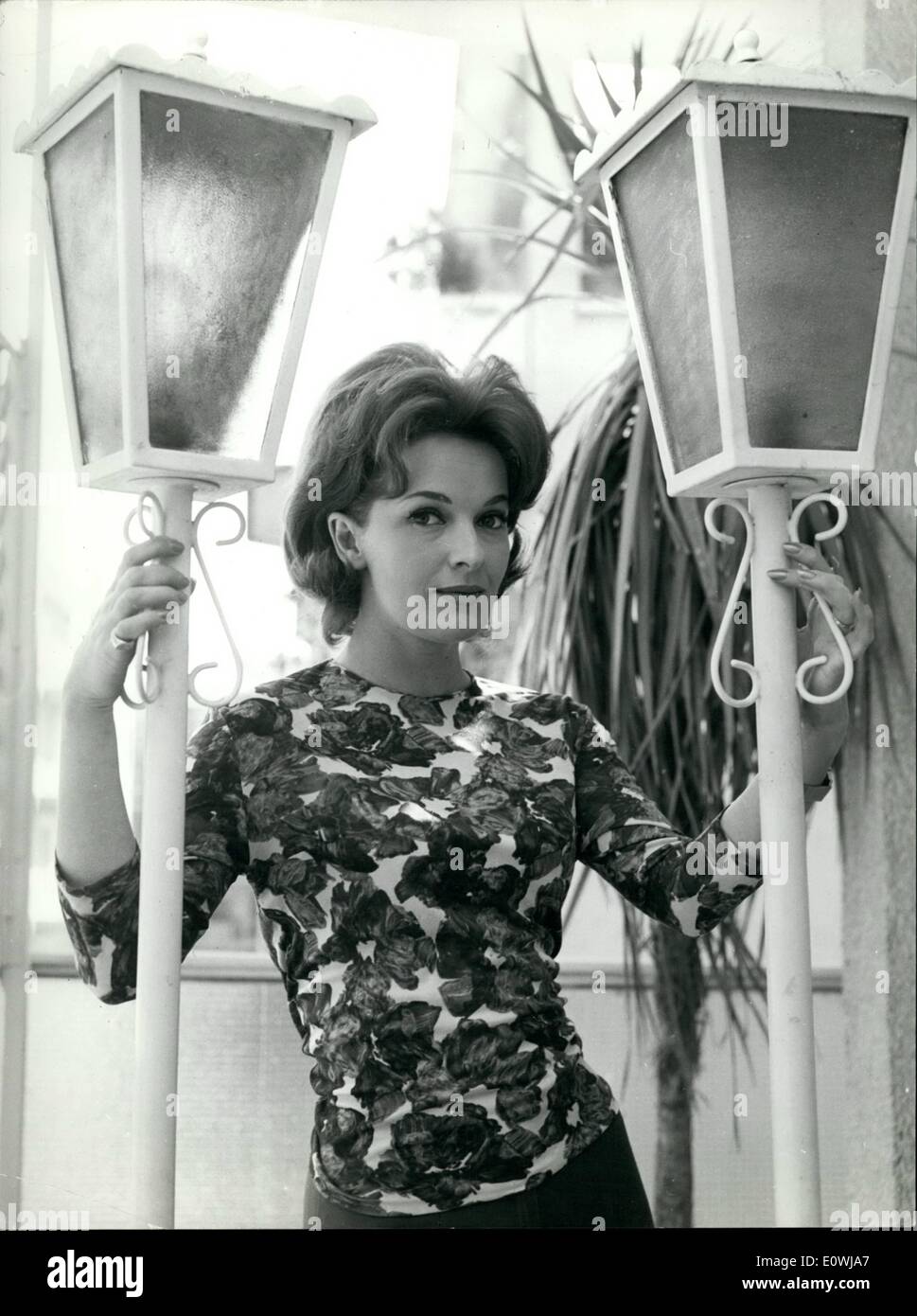 Mar 03, 1963 - abbiamo scoperto che affascinante Lisa Gastoni ha vissuto in Inghilterra dal 1947 giocando per la TV inglese e il teatro; De Sica infine convinta a venire a Roma a lavorare per la produzione italiana, Lisa sentire nostalgia per il suo paese è tornato a Roma ed è effettivamente lavorando in film italiani con successo. Ella è 1.67 tall, bellissima grigio-occhi verdi capelli biondi e un perfetto anatomico di figura. Mostra fotografica. Lisa Gastoni nella sua bella casa nel più elegante quartiere di Roma. Foto Stock