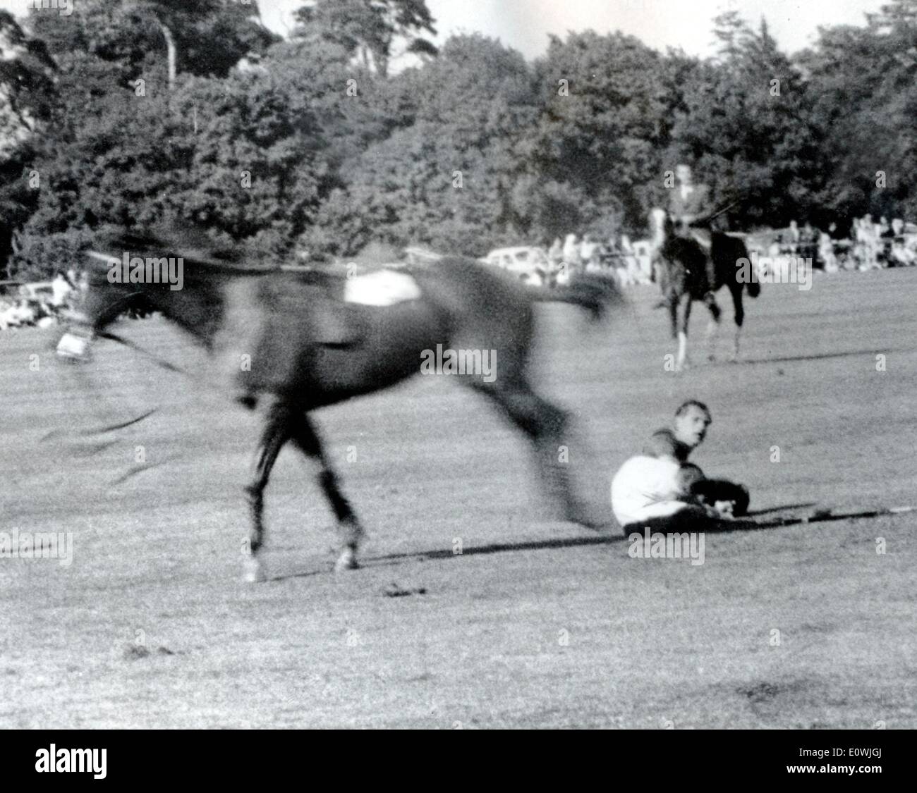 Il principe Filippo cade da cavallo durante una partita di polo Foto Stock