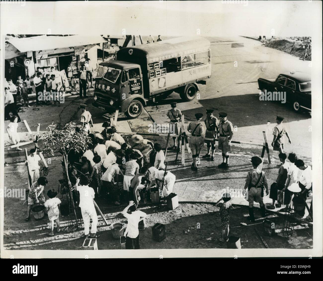 Giugno 06, 1963 - Figlia di Hong Kong : con ls quindi un pollice di pioggia negli ultimi sei mesi, Hong Kong è la sofferenza di un inaudito carenza d'acqua. Drastiche misure sono state prese per una popolazione di oltre tre milioni di euro. L'acqua è alimentata solo dai serbatoi per un totale di tre ore ogni quattro giorni per migliaia e migliaia di persone a molti di loro rifugiati provenienti dalla Cina comunista - questo significa in attesa in acqua pubblica tocca per ore e ore e di ricevere due cinque - gellon pils pieno, i negoziati sono ora in corso di importazione di acqua provenienti dai paesi vicini Foto Stock