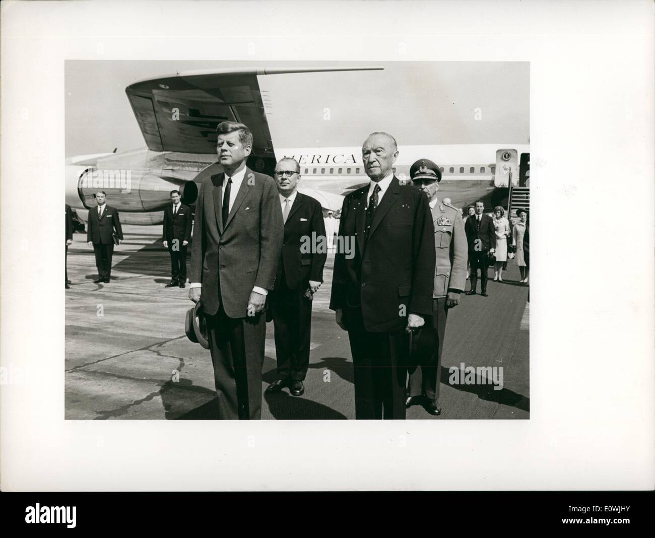 Giugno 06, 1963 - Bonn, visita del Presidente John F.kennedy ai Fedreal Repubblica di Germania 23 al 26 giugno, 1963). Azienda: il Sig. Decano Ruak, Segretario di Stato degli Stati Uniti d'America, e altri importanti persoanlities. Visitando luoghi: Bonn, Colonia, Francoforte sul Meno di Wiesbaden e Berlino. Mostra fotografica di arrivo a Wahn l'aeroporto di Colonia/Bonn. Il presidente Kennedy e il cancelliere Adenauer ascolto di inni nazionali (in background da sinistra: Ministro federale della difesa, von HASSEL; Foertsch Generale, Capo di Stato Maggiore delle Forze armate federali; Capo consigliere di legazione Weber come interprete Foto Stock