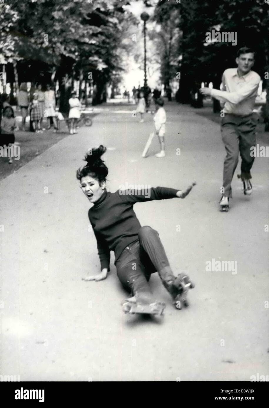 Giugno 06, 1963 - Marie-Jose Nat tiene una lezione di Pattinaggio: Actres Marie-Jose Nat ha tenuto una lezione di Pattinaggio nei giardini del Tuilertes. Marie Jose Nat avrà per pattino a rotelle nella foto sta facendo sotto la direzione di André Cayatte , chiamato La Vie Conjugale André Cayatte è ripresa questa immagine due volte, raccontando in due pellicole separate la stessa storia, una volta come detto dal marito e una volta come detto dalla moglie. La foto mostra dopo un difficile star, Marie-Jose Nat trovato di nuovo il suo pattinaggio technic della sua infanzia. Foto Stock