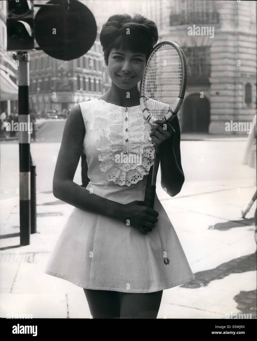 Giugno 06, 1963 - Mode per Wimbledon. Una mostra di Fred Perry progetta per il torneo di Wimbledon si è svolta questa mattina. La foto mostra: Sandra Russell indossa un abito pigue con Broderie Anglaise. Foto Stock
