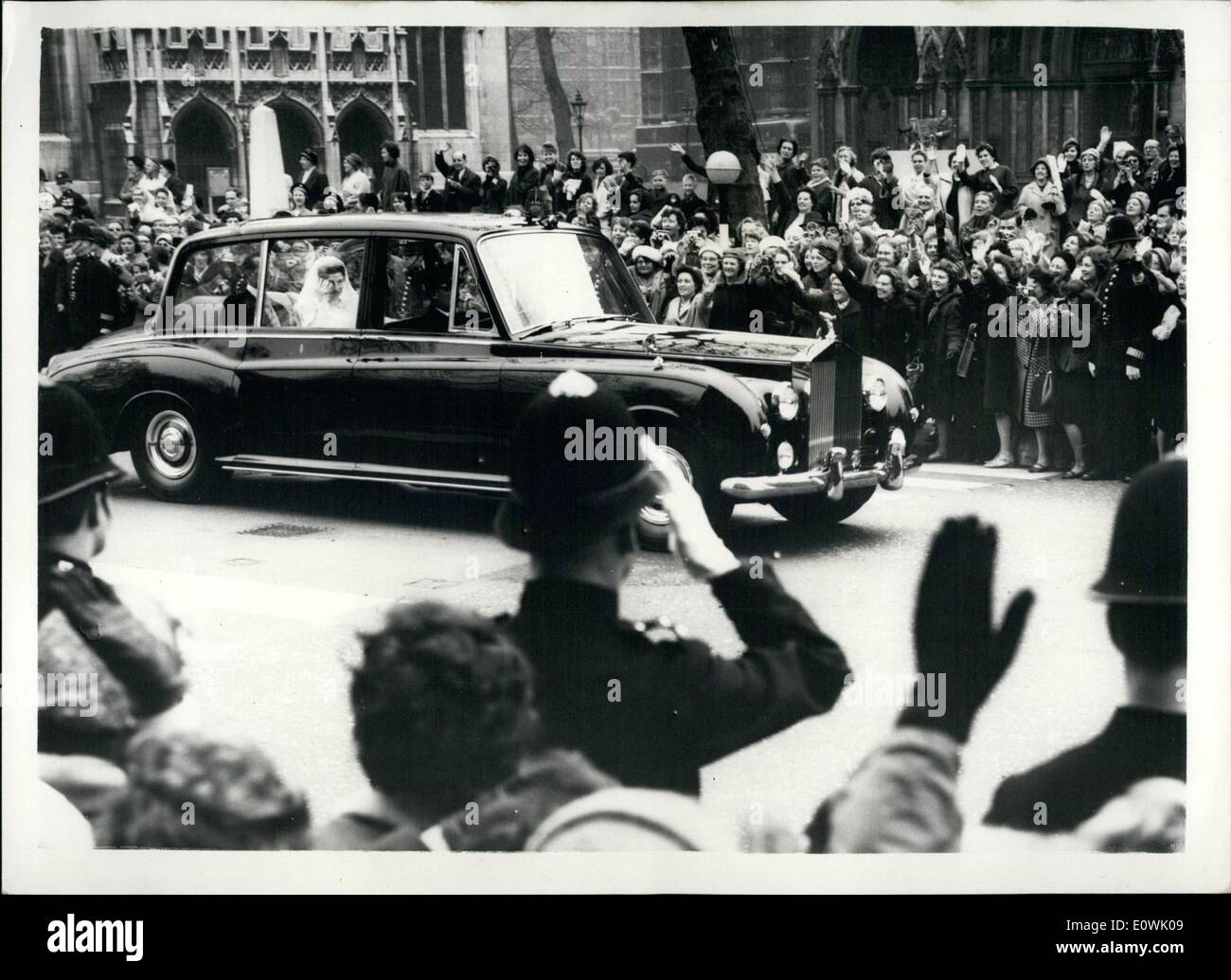 Apr. 04, 1963 - Matrimonio della principessa Alexandra la sposa vicino alle lacrime? La foto mostra la Principessa Alexandra appare agli occhi con emozione come ella è allietata da un enorme modo all'Abbazia. Foto Stock