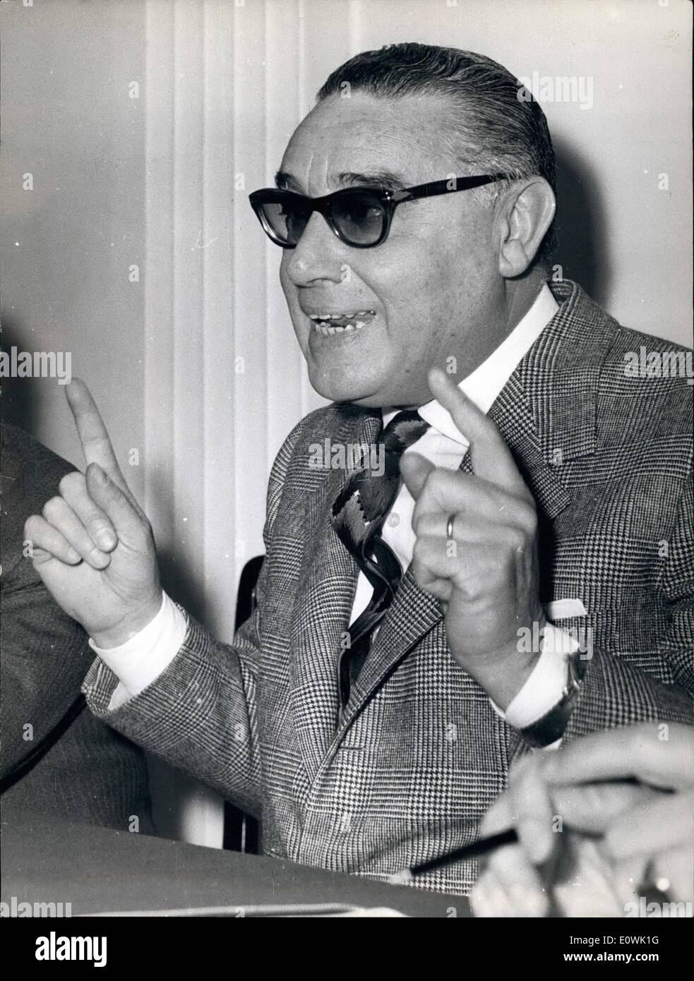 Apr. 04, 1963 - Il leader del Movimento Sociale Italiano MSI come nuovo partito fascista on. Arturo Micheline tiene una conferenza stampa Foto Stock