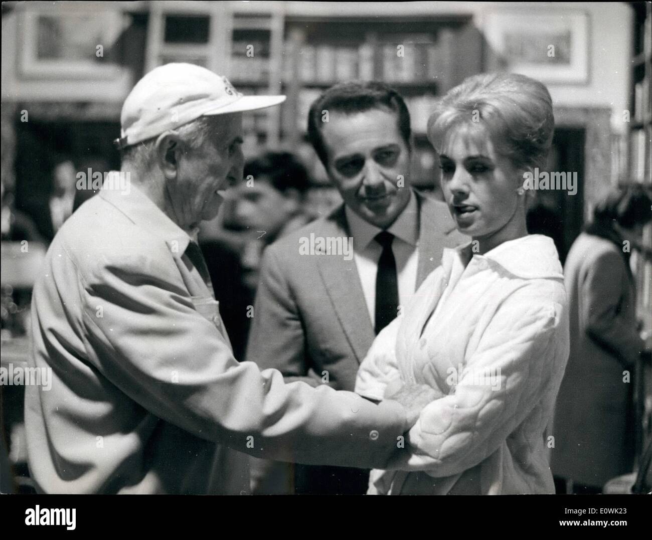 Apr. 04, 1963 - Shirley Jones, Rossano Brazzi ''l'amante italiana", l'attrice francese Micheline Precle e attore biritsh George Sanders, sono riprese in realtà in casa il Rone e sul " costa Ravelle''. Il film è diretto dal regista americano George Macrhall, e produttore da Barolay Brazzi produzione. La foto mostra: Amministrazione George Marchall, attore italiano Rosanno Brazzi e attrice americana Shirley Jones. Foto Stock