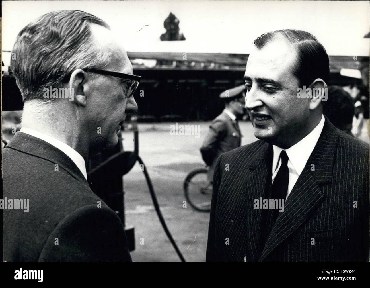 Giugno 06, 1963 - Nuovo ambasciatore algerino a Bonn.: 6.6.1963 Oggi è arrivato il nuovo ambasciatore algerino con il nome di Abdul Hafid Kuramame in aereo da Parigi comming sull'aeroporto tedesco Colonia/Wahn. La nostra foto mostra il capo tedesco del verbale con il nome von Holleben (sinistra) a parlare con il nuovo ambasciatore algerino Abdul Hafit Kuramame poco dopo il suo arrivo in aereo in Wahn. Foto Stock