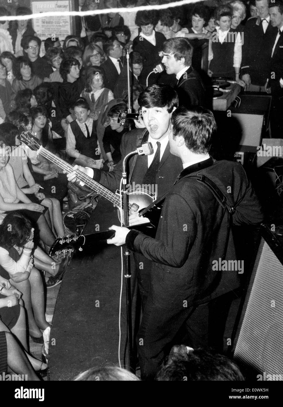 I Beatles effettuando al Birkenhead Cinema Foto Stock