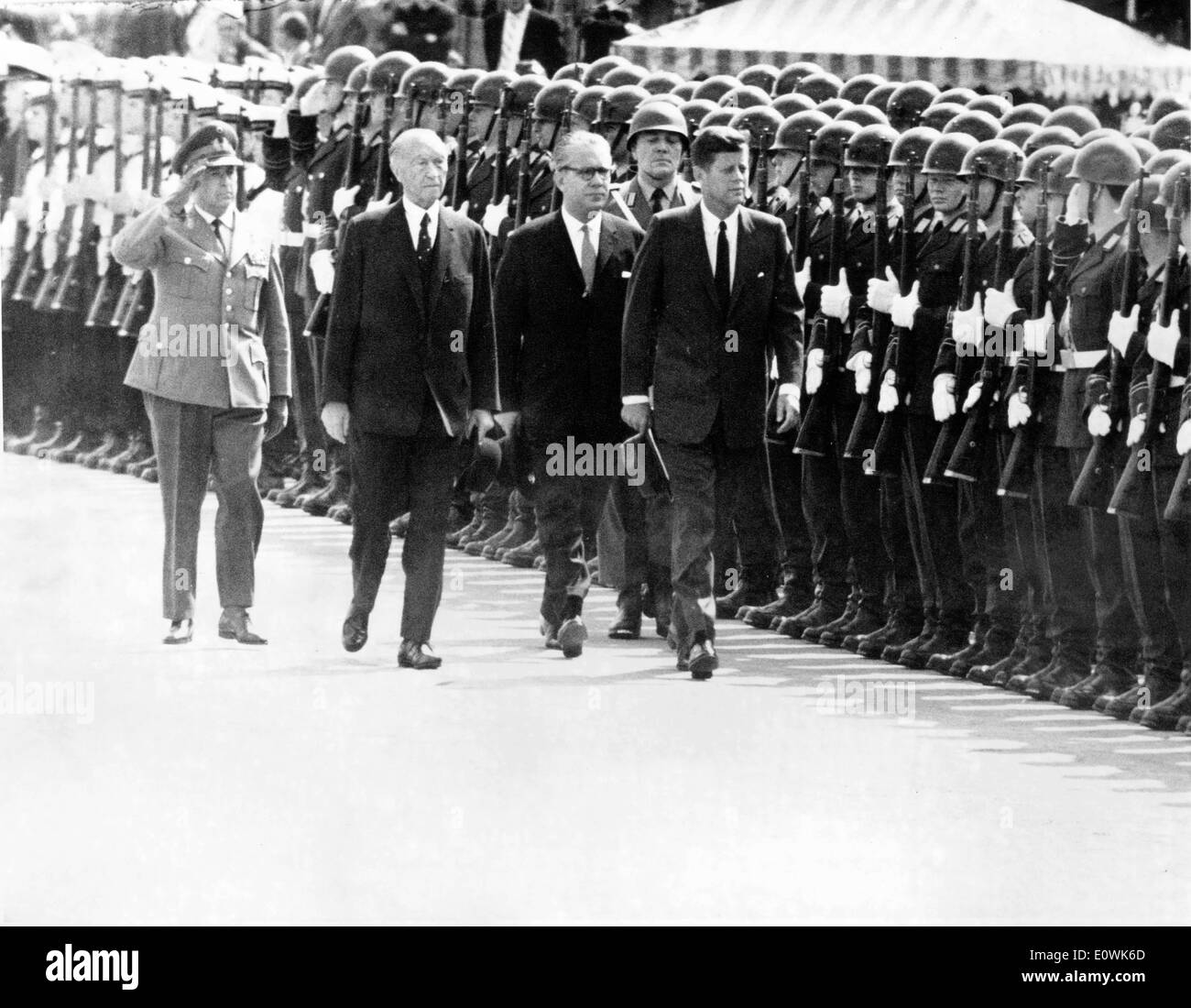 Il presidente Kennedy e Konrad Adenauer ispezionare le truppe Foto Stock