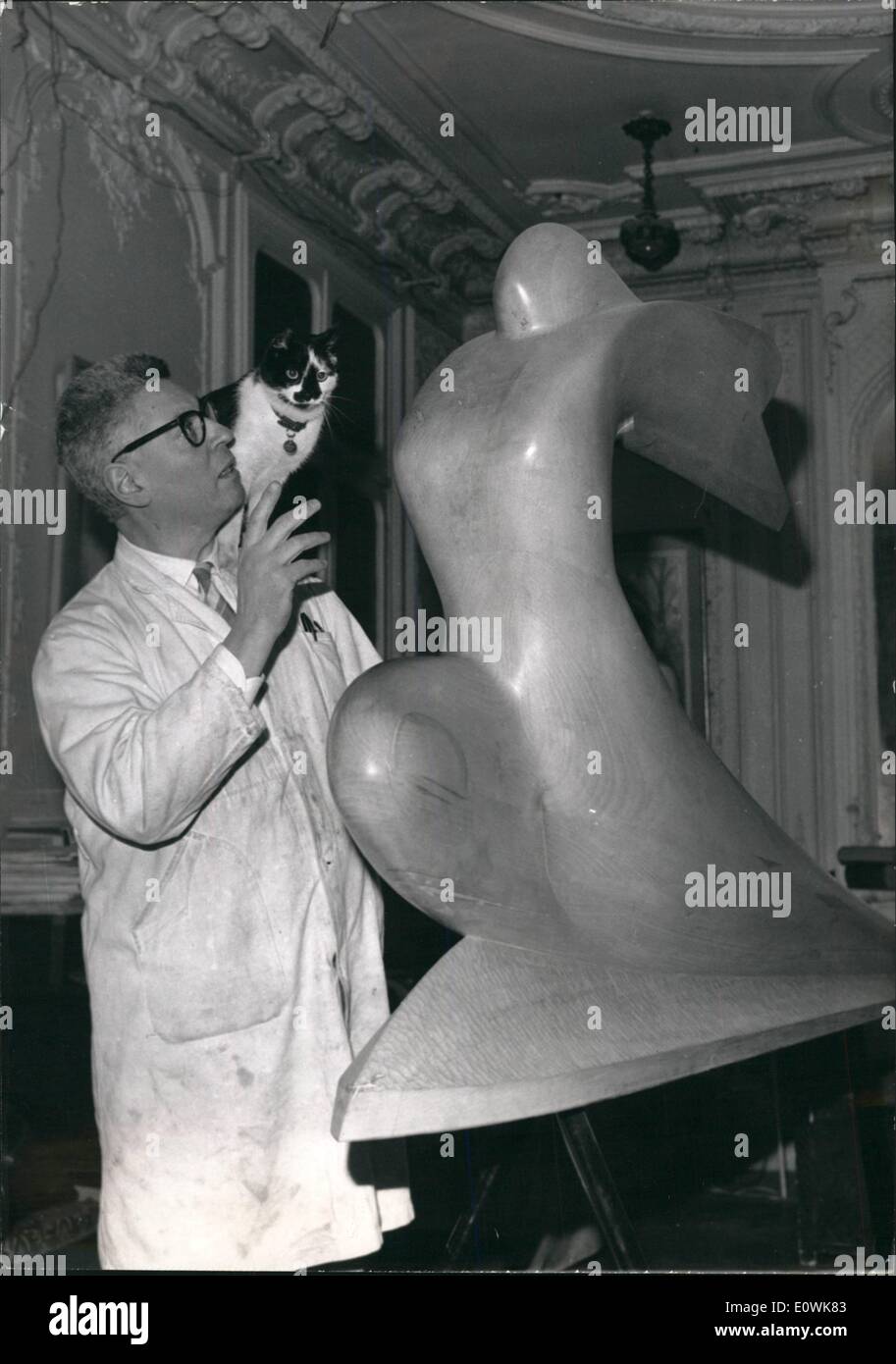 Apr. 04, 1963 - Questa scultura si simboleggiano la velocità all'aeroporto di Orly: Irina Demyck poste per questa statua realizzata dallo scultore Pierre Foto Stock