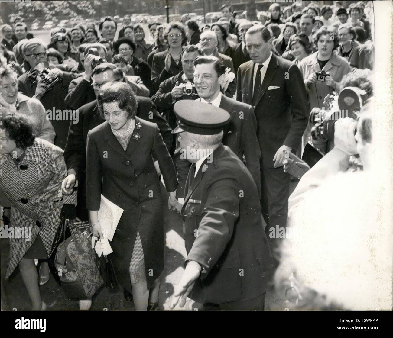 Apr. 04, 1963 - Prove generali per il Royal Wedding a Westminster Abbey. Una prova è stato tenuto a Westminster Abbey questo pomeriggio per mercoledì ( matrimonio della Principessa Alexandra e il sig. Angus Ogilvy). La foto mostra la Principessa Alexandra e il sig. Angus Ogilvy circondato da ben wishers sulla loro strada per le prove. Foto Stock