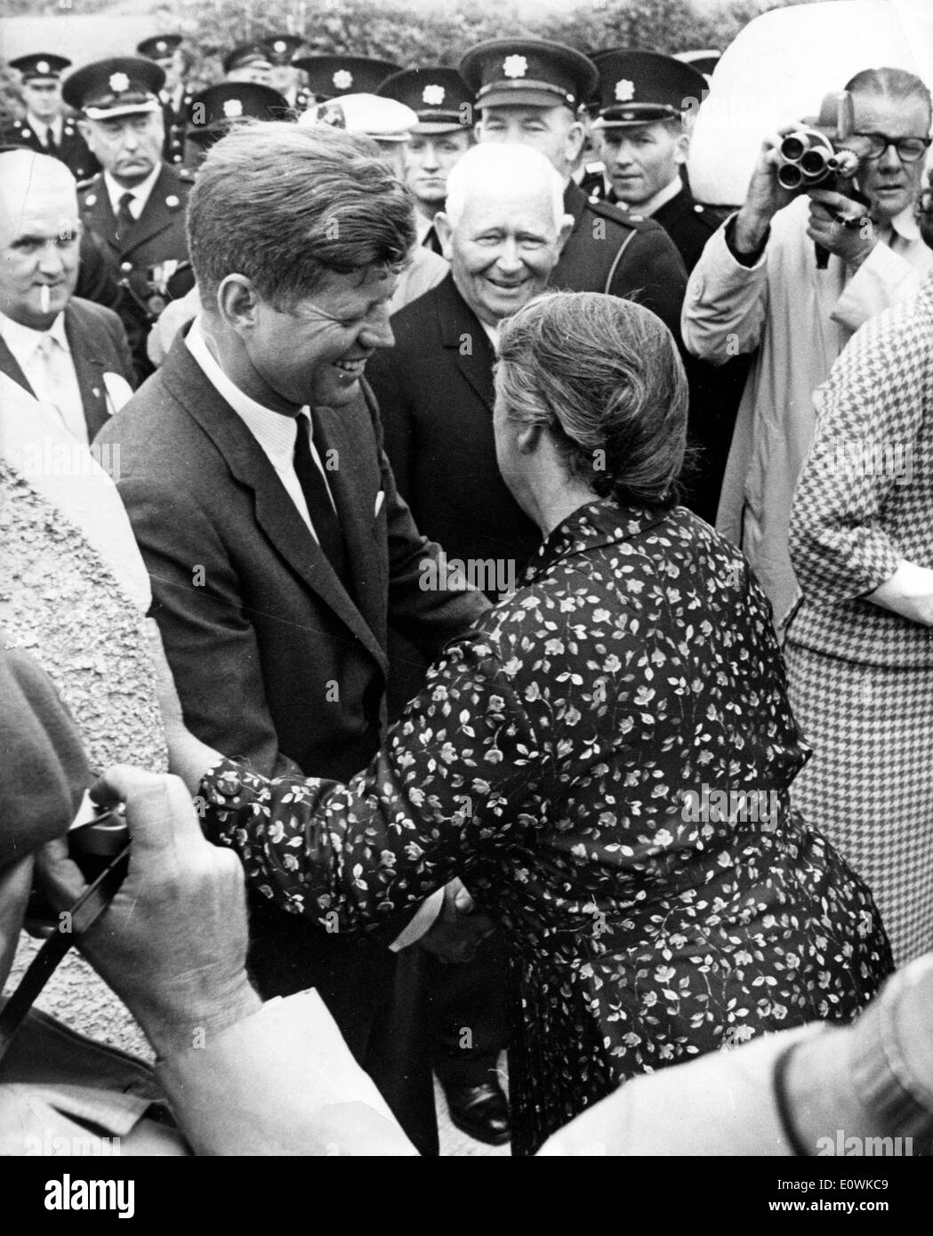 Il presidente Kennedy incontra parenti distanti su trip Foto Stock