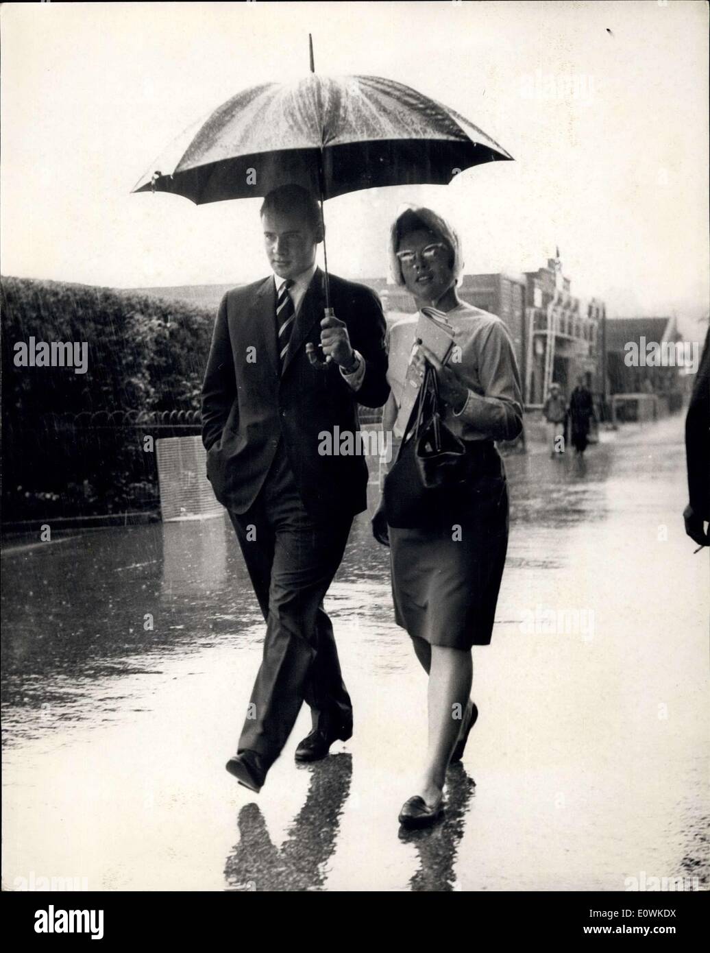 Lug. 06, 1963 - Heavy Rain ritardi giocare a Wimbledon: Heavy Rain è stato ritardando l'inizio di giocare nel torneo di tennis a Wimbledon questo pomeriggio. La foto mostra oggi uno dei finalisti di Billie Jean Moffitt condivide un ombrello con un amico a Wimbledon questo pomeriggio. Foto Stock