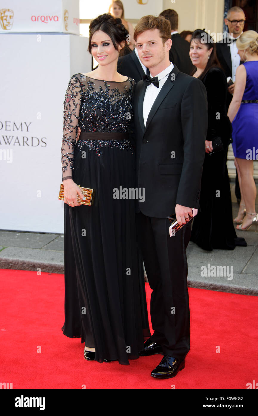 Sophie Ellis-Bextor e Richard Jones arriva per il British Academy Awards di televisione. Foto Stock
