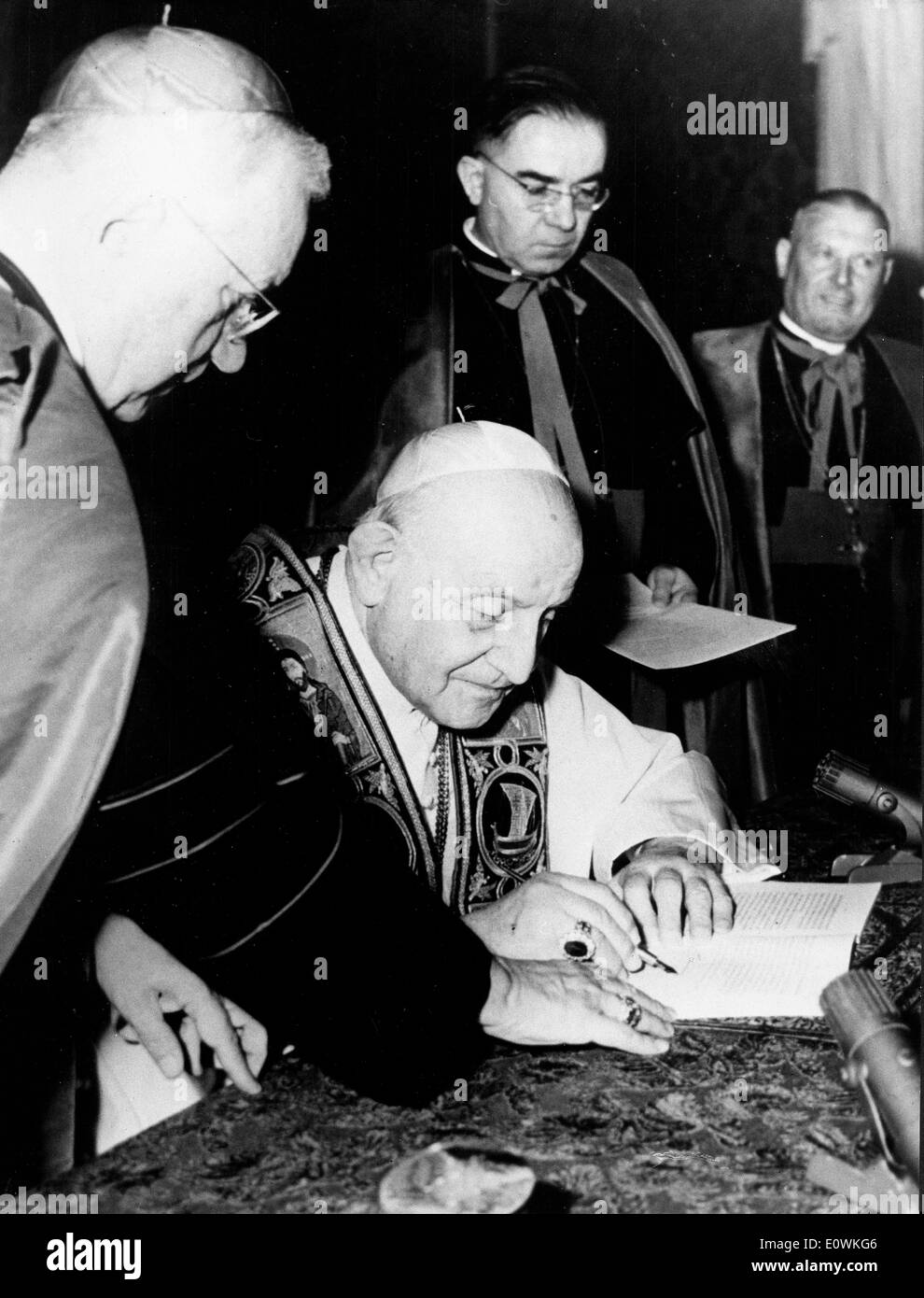 Papa Giovanni XXIII firma di documenti Foto Stock